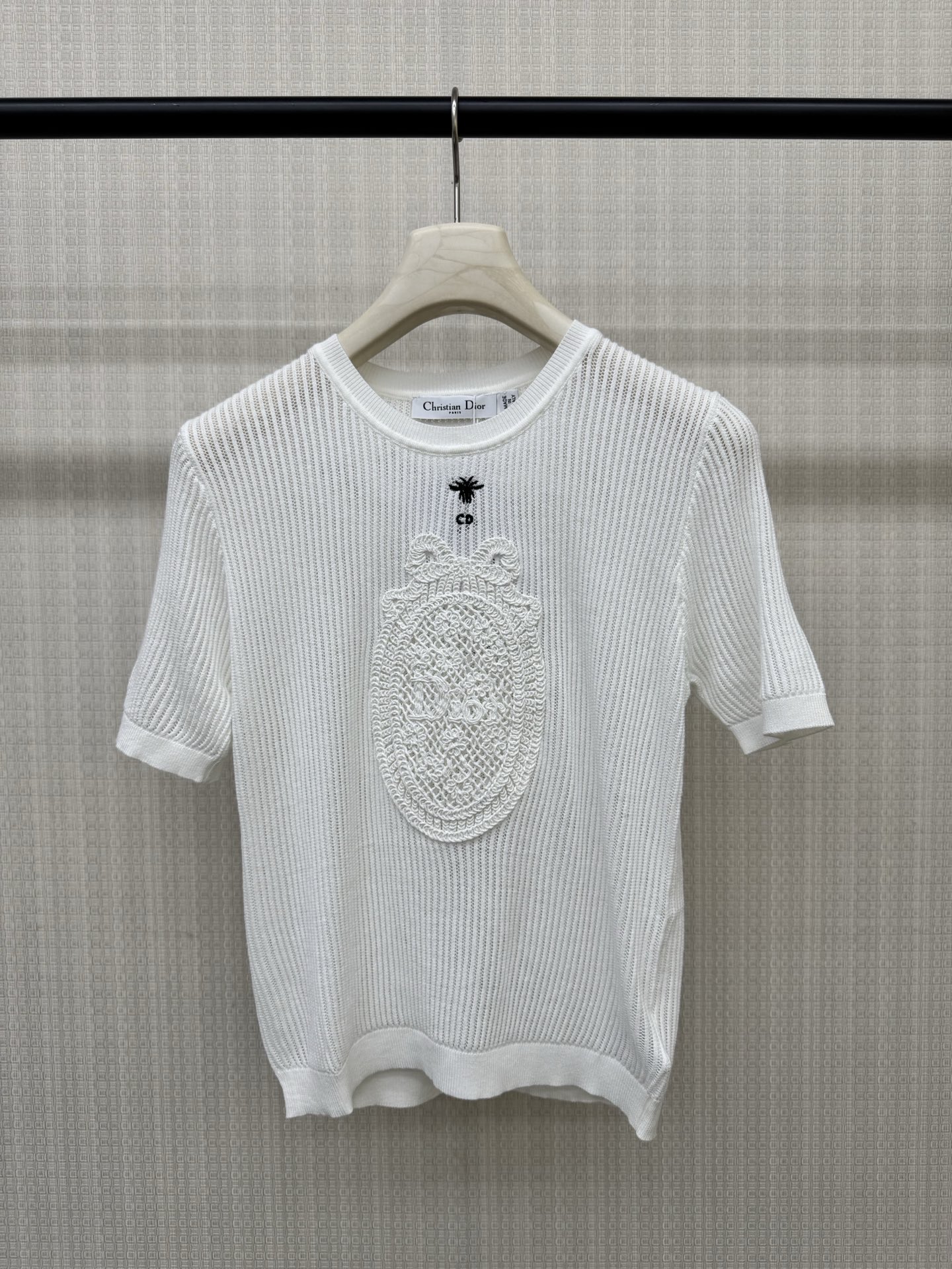 NO:875960,Dio*26 new style badge plate knitted round neck short sleeves. Vertical hollow strips with breathable texture. Slightly elastic and draping Tencel + wool blended fabric. Slim but not clingy. Heavy plate embroidery on the chest. Sophisticated and full. Gentle and versatile without being picky. Ready for sale in size 363840, dior, T-shirt,19860909Dio*26新款胸章盘花针织圆领短袖 竖坑条镂空 自带透气肌理感 微弹垂顺天丝+羊毛混纺面料 显瘦不贴肉 胸前重工盘花刺绣 精致感拉满 温柔百搭不挑人 现货发售尺码363840,,dior,T-shirt,,Women's clothing
