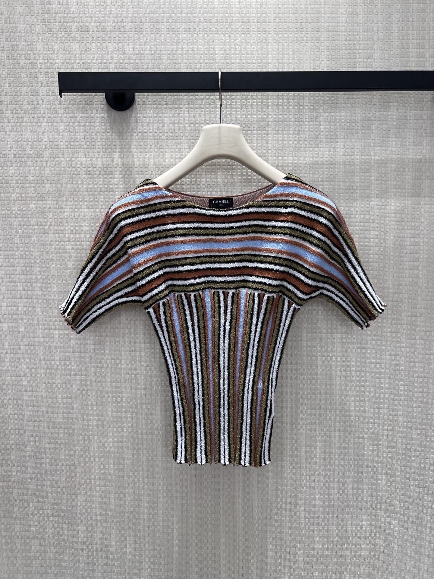 NO:875942,26 spring and summer new product Cha** medieval striped knitted short-sleeved top, classic color stripes and textured texture blend together. The one-line collar and waist tailoring are both retro and neat, and the double C details are low-key and elegant. Soft and skin-friendly, it can easily create an effortless high-end texture. Ready for sale smL,, T-shirt,1986090926春夏新品 Cha**中古条纹针织短袖上衣,经典彩条与肌理感织纹交融.一字领与收腰剪裁兼具复古与利落,双C细节低调显贵.柔软亲肤,轻松塑造不费力的高级质感.现货出售smL,,T-shirt,,Women's clothing
