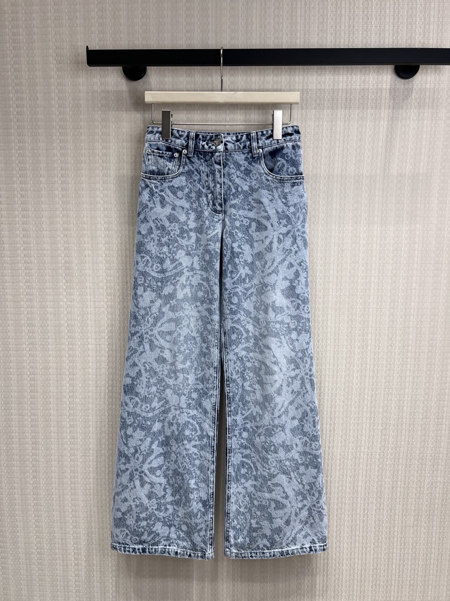NO:875918,26 spring and summer new products Jun Ji-hyun Same style Louisv** heavy jacquard craftsmanship, replica counter-level texture Eco-friendly enzyme washed denim, the old texture is naturally not stiff High waist + slightly wide-legged double buff, hiding the flesh and showing the legs Straight waist/pockets/trousers are neatly routed, every place is exquisite. Can be purchased separately or matched with the same series, the sense of high-end is directly full, and there is no conflict at all. Ready for sale smL, louis vuitton,1986090926春夏新品 全智贤 同款Louisv**重工提花工艺,复刻专柜级质感 环保酵素水洗丹宁,做旧纹理自然不生硬 高腰+微喇阔腿双buff,藏肉又显腿直腰头/口袋/裤脚走线工整,每一处都是精致感 可单买可搭同系列,高级感直接拉满,完全不撞款.现货出售smL,,louis vuitton,,Women's clothing