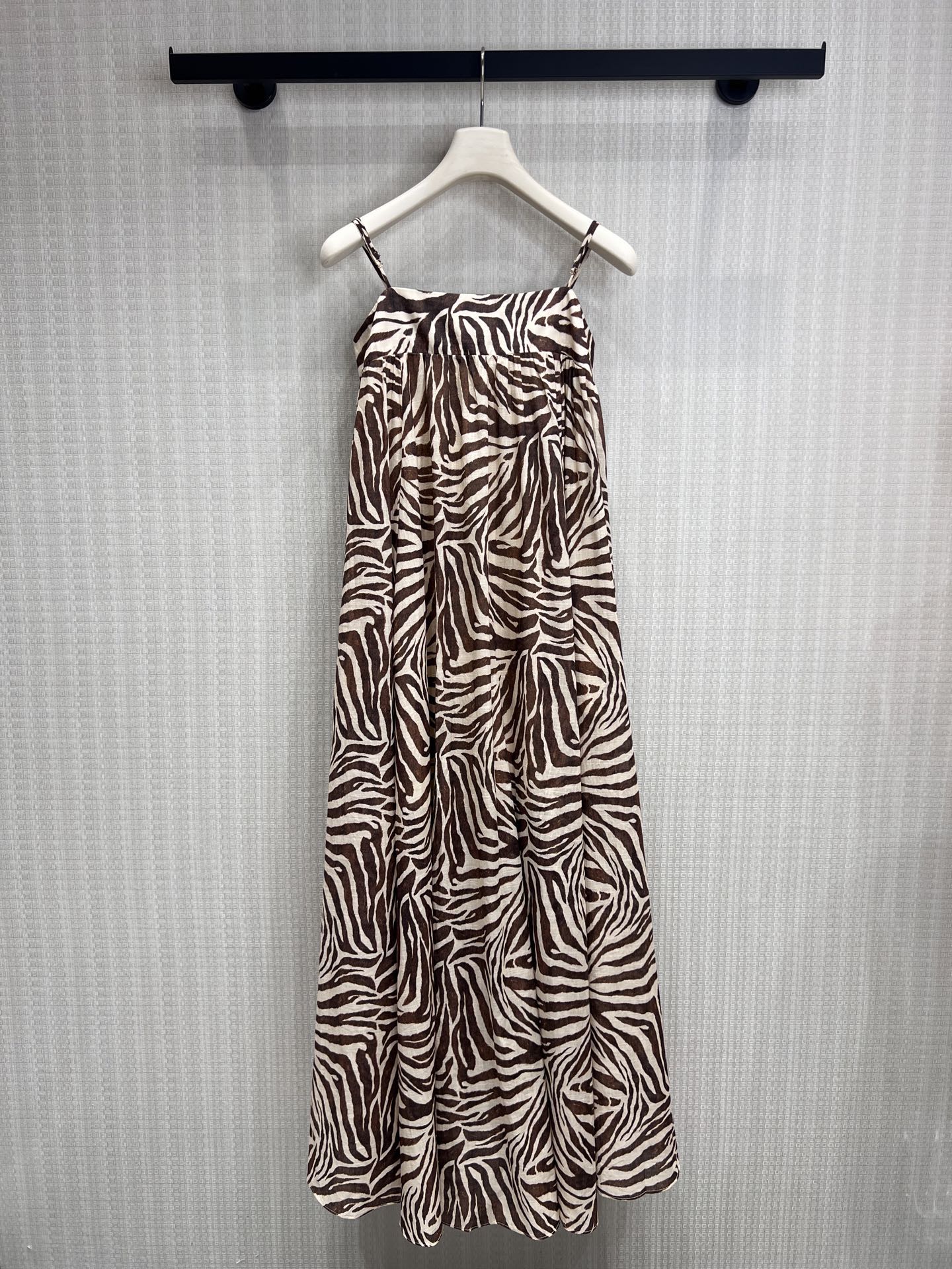 NO:875887,26 spring and summer new designer dress. Relaxing holiday style. Caramel zebra pattern tube top dress | Weld the holiday atmosphere to your body. Low saturated brown tone zebra pattern comes with lazy filter, tube top + oversized hem design. When the wind blows, it gives you a relaxed and casual holiday feeling, and it has an elegant air when walking. Strapless design reveals the clavicle line, high waistline + floor-length skirt.  Easily wear it for a 170-degree look. Wear it for vacation, shopping, or afternoon tea. It’s more than a piece. Available now. smL,,skirts,1986090926春夏新品设计师款连衣裙 松弛度假风 焦糖斑马纹抹胸长裙｜把度假氛围感焊在身上 低饱和棕调斑马纹自带慵懒滤镜,抹胸+超大摆的设计 风一吹就是松弛又随性的度假感,行走间自带飘逸仙气 无肩带设计露出锁骨线条,高腰线+及地裙摆 轻松穿出170既视感,度假、逛街、下午茶穿它都超出片现货出售smL,,skirts,,Women's clothing