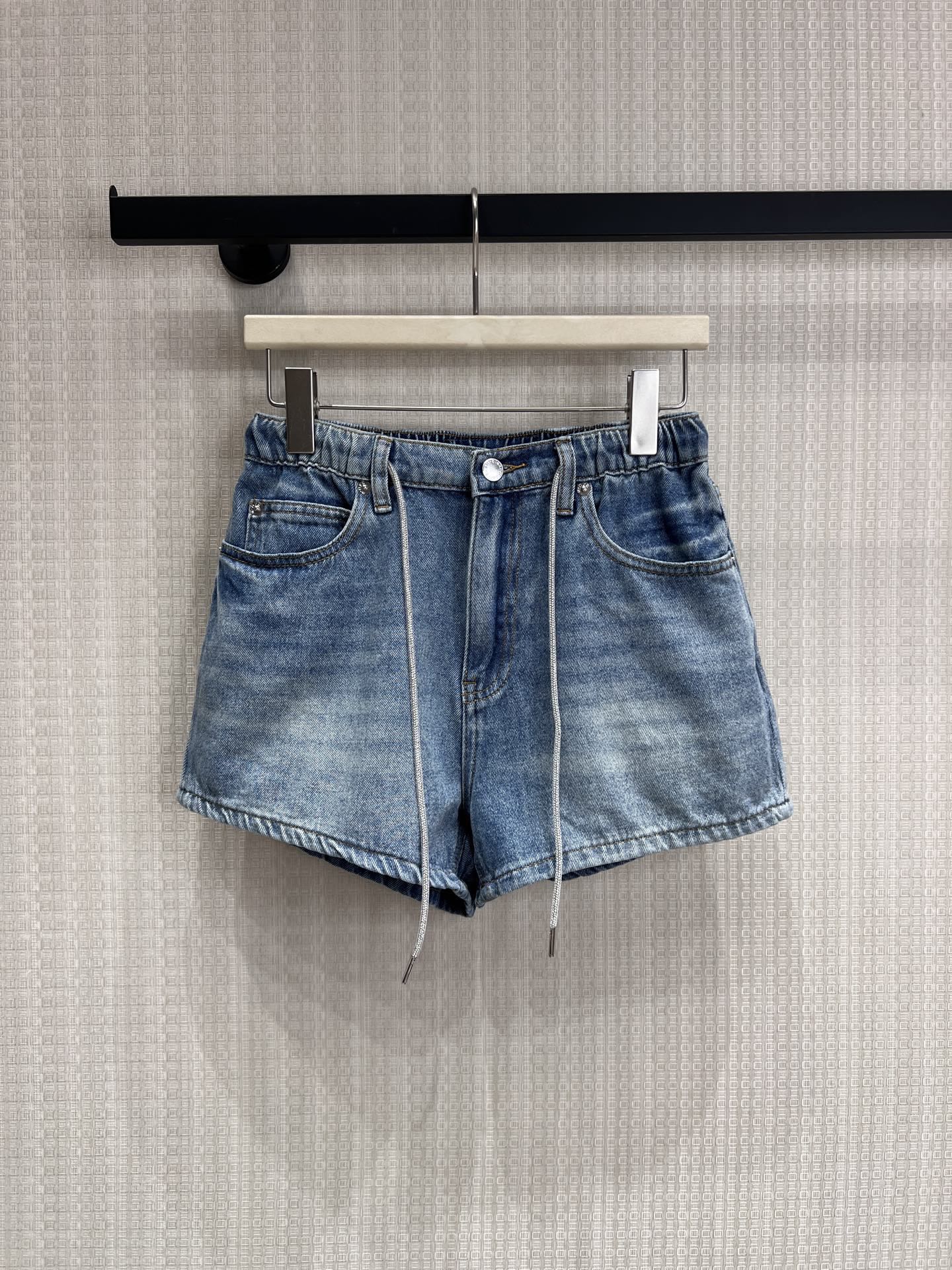 NO:878177,26 spring and summer new product Alexa** drawstring denim shorts have the iconic casual tone. The elastic waist and drawstring design give the pants a loose feel. The old washed blue texture makes it easy to achieve the coexistence of French laziness and street cool style. Ready for sale smL,, shorts,1986090926春夏新品 Alexa**抽绳牛仔短裤标志性的随性腔调,松紧腰与抽绳设计赋予裤装松弛感,做旧水洗蓝质感,轻松拿捏法式慵懒与街头潮酷并存的格调.现货出售smL,,shorts,,Women's clothing