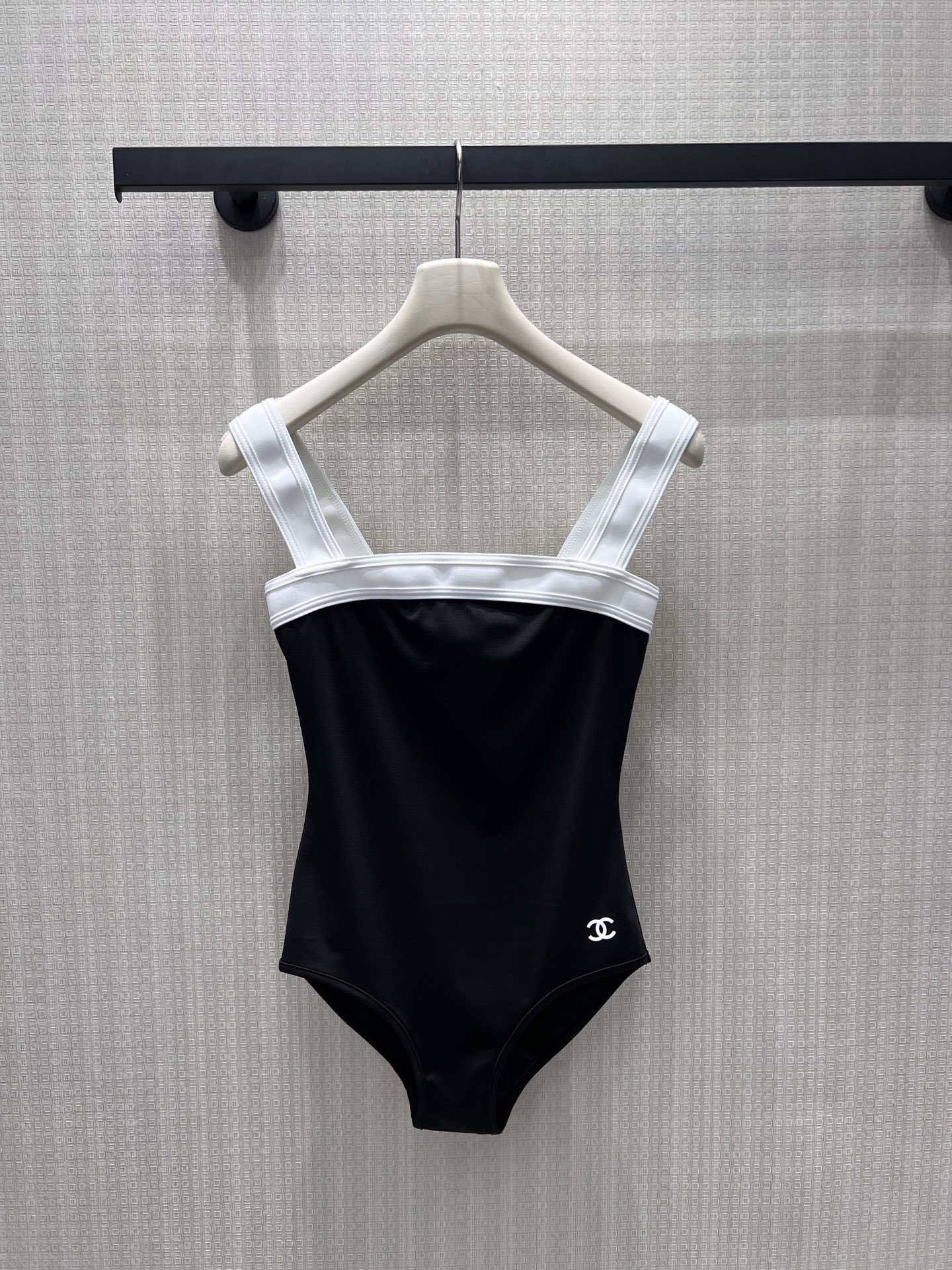 NO:877138,26 spring and summer new product Cha** swimsuit. Black and white is a timeless and elegant model. The wide shoulder straps and contrasting edging reproduce the classic design. The double C embroidery shines low-key on the black fabric. The neat tailoring fits the body shape and outlines just the right curves. The brand's exquisite sense of proportion and relaxed attitude are worn into every summer moment. Every glance by the pool is effortless and high-end. Ready for sale smL, swimsuits,1986090926春夏新品 Cha**泳衣 黑白是永不过时的优雅范本.宽肩带与撞色镶边复刻经典设计,双C刺绣在黑色面料上低调闪耀,利落剪裁贴合身形,勾勒出恰到好处的曲线.把品牌的精致分寸与松弛态度,穿进每一个夏日瞬间,泳池边的每一眼,都是不费力的高级感.现货出售smL,,swimsuits,,Women's clothing