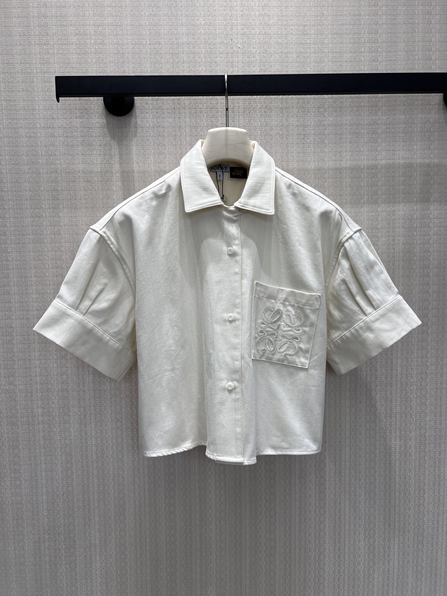 NO:877891,26 new spring and summer short-sleeved shirts  The classic small lapels are paired with neat single-breasted buttons, and the short-sleeved cuffs are designed with pleats to make them casual and relaxed. The bead-embroidered brand logo on the pockets, the exquisite dark patterns are low-key and elegant, and the ingenious details are full of details. The short tailoring optimizes the body proportions, and it can be matched with skirts or wide-leg pants without choosing bottoms. It is simple and without unnecessary piles, and has a light and luxurious commuting atmosphere. It is easy to wear high-end bloggers in daily wear. Ready for sale sml, skirts, shirts, T-shirts,1986090926春夏新品 短袖衬衫 经典小翻领搭配利落单排扣,短袖袖口做褶皱收束设计,随性松弛.口袋处珠绣品牌标识,精致暗纹低调显贵,匠心细节拉满.短款剪裁优化身材比例,不挑下装搭配半裙、阔腿裤皆显贵气.简约无多余堆砌,将轻奢通勤氛围感拿捏,日常穿搭轻松穿出高级博主质感.现货出售smL,,skirts,shirts,T-shirt,,Women's clothing