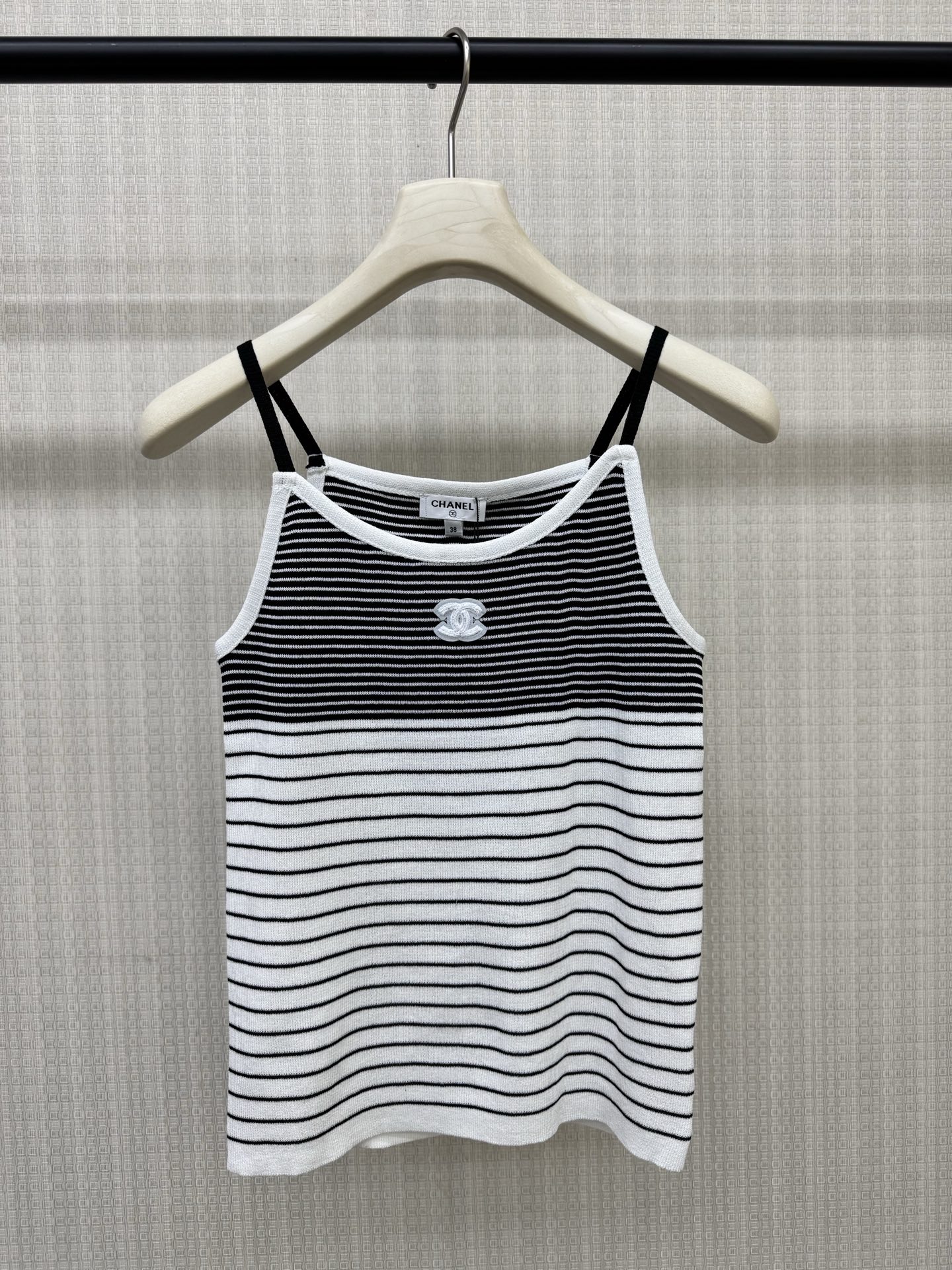 NO:877867,Chane*26 new summer style knitted contrast striped camisole with upper and lower gradient stripes. Classic sea soul style black webbing shoulder straps. Double C small logo embellishment. Simple and refined without being exaggerated. It is easy to control whether it is paired with a skirt or jeans. Ready for sale 363840,,chanel,skirts,jeans,19860909Chane*26夏季新款针织撞色条纹吊带背心上深下浅渐变条纹 经典海魂风黑织带肩带 双c小标点缀 简约精致不浮夸 无论是搭配裙子还是牛仔裤都是轻松驾驭 现货发售363840,,chanel,skirts,jeans,,Women's clothing
