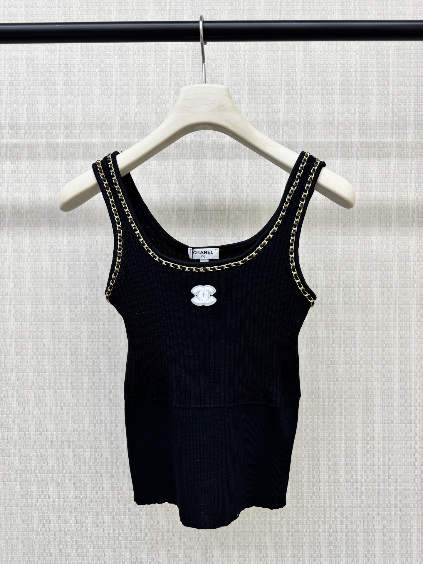 NO:877873,Chane*26 new summer style knitted vest with hardware chain hemming. Gold chain hemming on neckline and shoulder straps. Light luxury details. Vertical pit stripe texture. Stretchy, comfortable and not tight. Double C three-dimensional logo embellishment. Simple and elegant. Easily matched with any bottoms. Available in two colors. 363840,,chanel,19860909Chane*26夏季新款五金链条包边针织背心 领口肩带金链条包边 轻奢细节 竖向坑条织纹 弹力舒适不紧绷 双c立体logo点缀 简约显贵气 轻松配配任何下装 现货发售两色 363840,,chanel,,Women's clothing