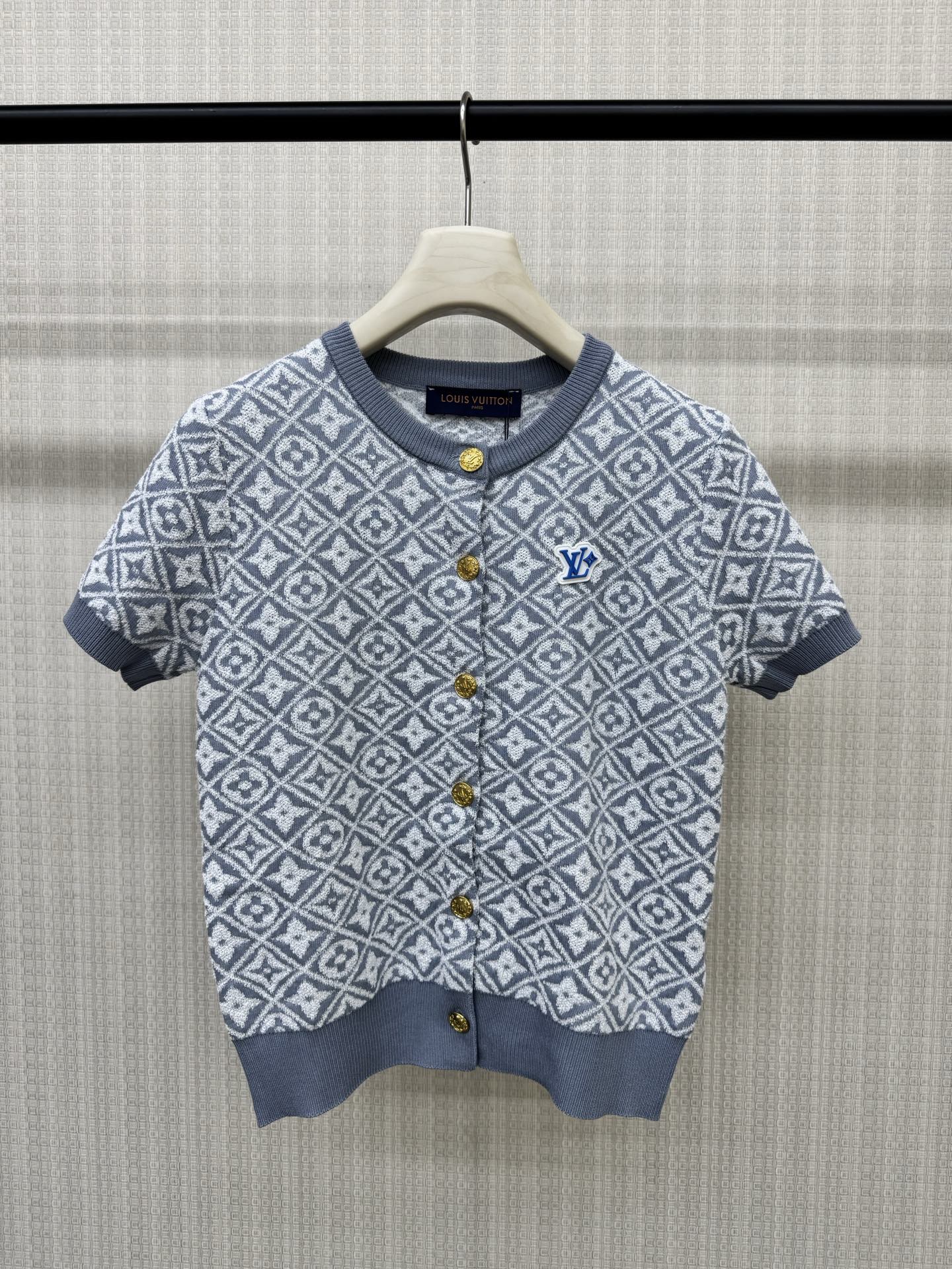 NO:877849,LoulsV*26 new spring and summer new knitted round neck short-sleeved cardigan, all-over classic rhombus jacquard, custom hardware logo buttons, ribbed cuffs and hem, iconic brand badge small logo embellishment, light gray, super white and easy to match, ready for sale sML,, T-shirt,19860909LoulsV*26春夏新款针织圆领短袖开衫 满幅经典菱格提花 订制五金logo排扣 袖口下摆罗纹收口 标志性品牌胸章小标点缀 浅灰系超级显白易搭配 现货发售sML,,T-shirt,,Women's clothing