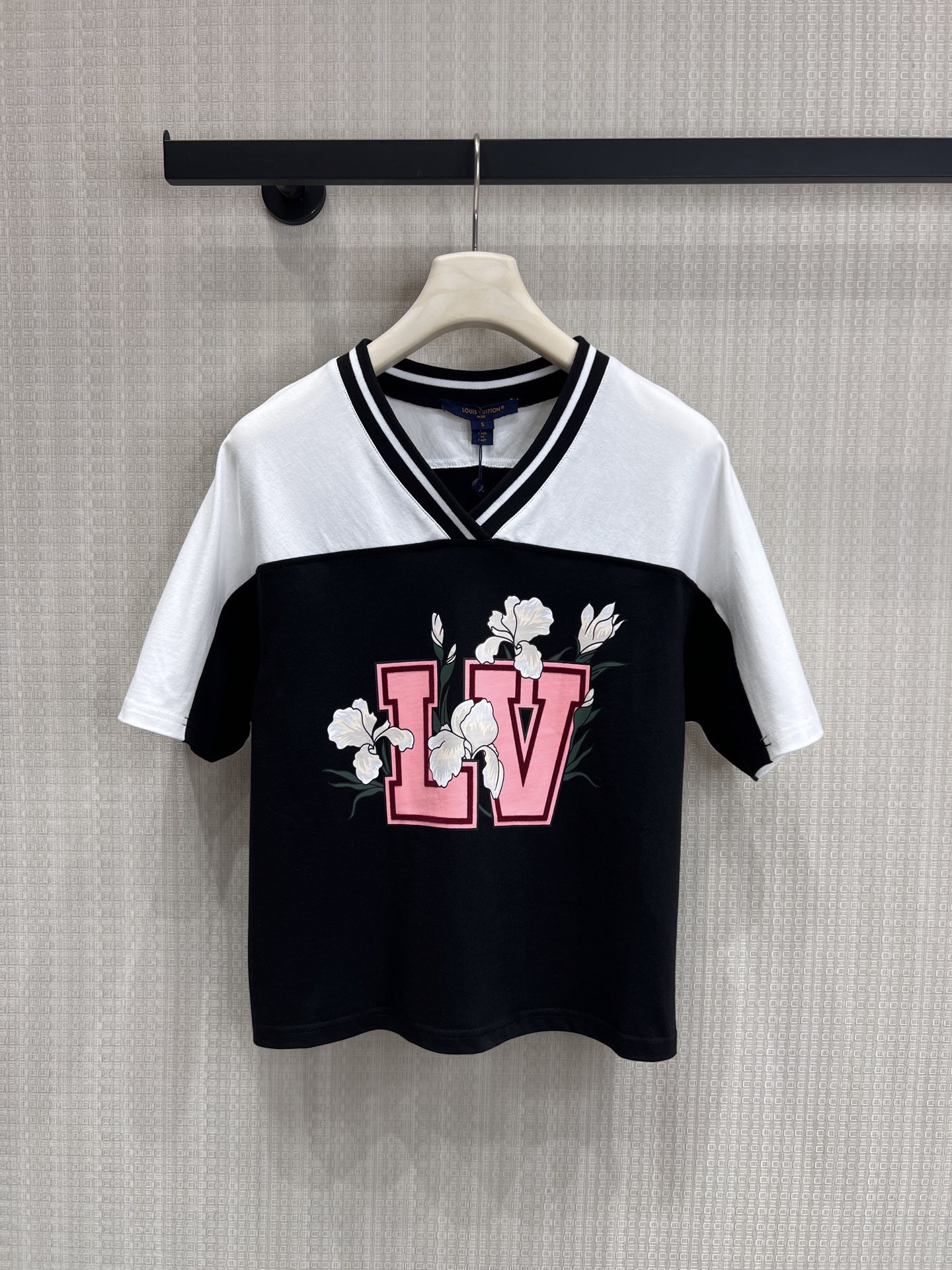 NO:878153,26 spring and summer new products Lujia iris limited-sleeved short-sleeved classic black, pink and white color scheme, college style V-neck + iris print, pure and cool!  The short version is super proportional, suitable for daily wear with jeans and sports skirts. The upper body directly unlocks the American hot girl look. Black and white stitching + pink tone LV letters, iris flower print is gentle and recognizable. The short cut raises the waistline. You don’t have to choose your figure or matching. Ready for sale smL,, louis vuitton, louis vuitton, louis vuitton, skirts, jeans, T-shirt,1986090926春夏新品 驴家 鸢尾花限定短袖 黑粉白经典配色,学院风V领+鸢尾花印花,又纯又拽！ 短款版型超显比例,日常搭牛仔裤 运动裙都巨合适 上身直接解锁美式辣妹感 黑白拼接+粉调LV字母,鸢尾花印花温柔又有辨识度 短款剪裁拉高腰线 不挑身材不挑搭配 现货出售smL,,louis vuitton,louis vuitton,louis vuitton,skirts,jeans,T-shirt,,Women's clothing