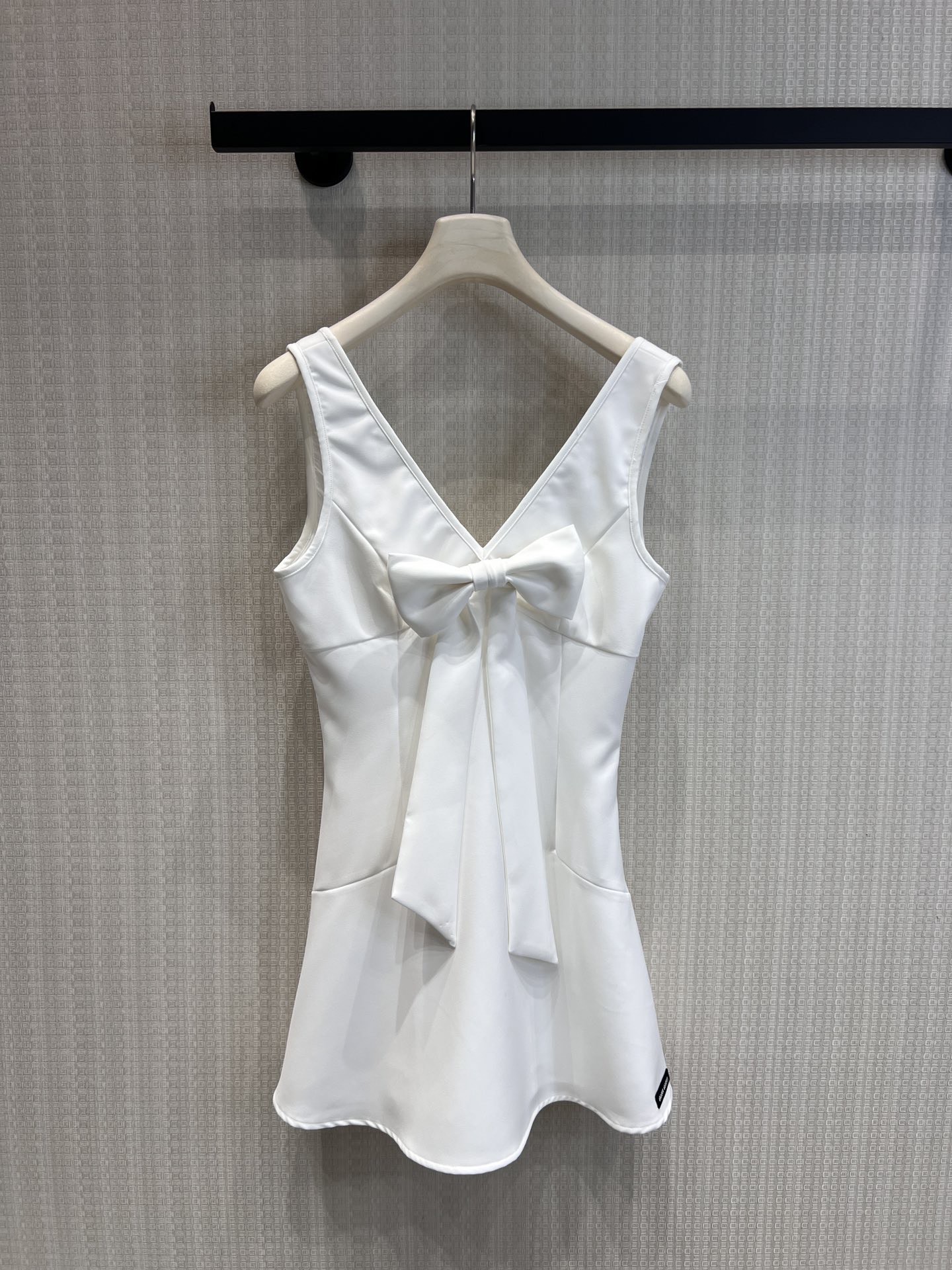 NO:878155,Miu* 26Ss early spring new V-neck bow vest dress丨Exclusive high-end version!  The double V-neck design on the front and back modifies the swan neck and right-angled shoulders, hiding the flesh and showing the temperament; the big three-dimensional bow on the chest is the iconic element of the Miu series, and the ribbon has a perfect drape, which is sweet but not greasy; the high waistline + micro fishtail skirt optimizes the body proportions in one second, and brings a sense of atmosphere when walking; cream white/classic black two-color optional, suitable for single wear and layering, can be worn on dates, commuting, or vacations ~ ready for sale S/M/L,, miumiu, skirts,19860909Miu* 26Ss早春新款 V领蝴蝶结背心连衣裙丨独家高版出品！前后双V领设计,修饰天鹅颈与直角肩,藏肉又显气质；胸前立体大蝴蝶结,是Miu系标志性元素,飘带垂坠感满分,甜而不腻；高腰线+微鱼尾裙摆,一秒优化身材比例,走路自带氛围感；奶白/经典黑双色可选,单穿叠穿都适配,约会/通勤/度假都能穿～现货发售S/M/L,,miumiu,skirts,,Women's clothing