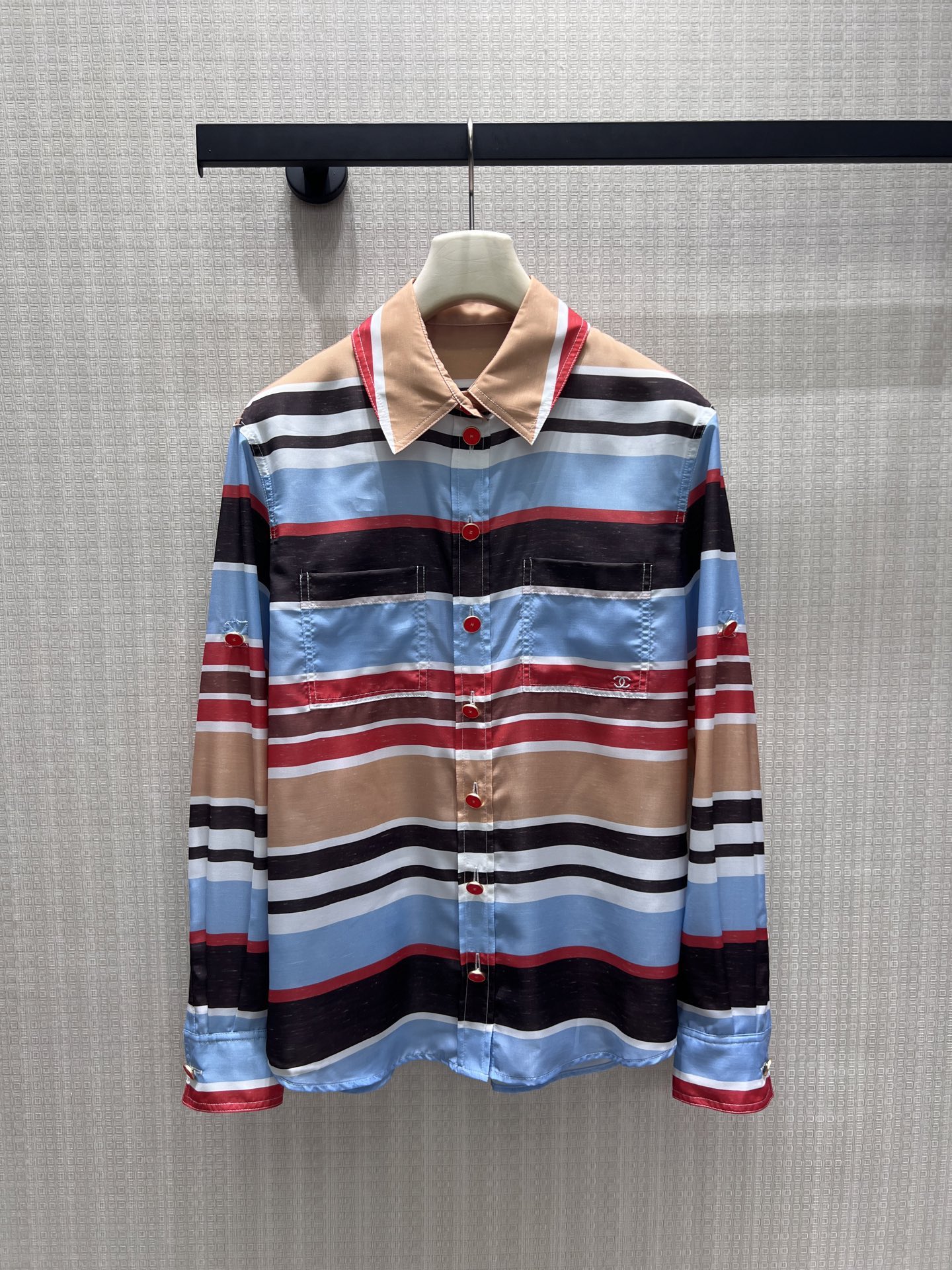 NO:878173,26 spring and summer new product set  Contrasting horizontal stripes outline a retro French tone, with delicate contrasting layers of warm brown, ice blue and burgundy. The smooth drape fabric is selected to bring a soft light texture. The stand-up collar is half-platformed with vermilion buttons, and the exquisite brand logo embellishes the details of the body. It is divided into short sleeves, long sleeves, shorts, and trousers.  Product. The loose off-shoulder cut accommodates various body shapes. The bottoms of the same fabric have a neat and slim fit. They are great when worn alone or mixed and matched. You can switch between them at will for commuting and vacation, and easily wear a retro, light and luxurious lazy and high-end atmosphere. Ready for sale sml, shorts, T-shirt,1986090926春夏新品套装 撞色横条勾勒复古法式调性,暖棕、冰蓝与酒红撞色层次细腻,甄选顺滑垂坠面料自带柔光质感.立领半开襟搭配朱红排扣,精巧品牌徽标点缀衣身细节,分短袖、长袖、短裤、长裤成套单品.宽松落肩剪裁包容各种身形,同面料下装版型利落显瘦,单穿混搭皆出彩,通勤度假随心切换,轻松穿出复古轻奢的慵懒高级氛围.现货出售smL,,shorts,T-shirt,,Women's clothing