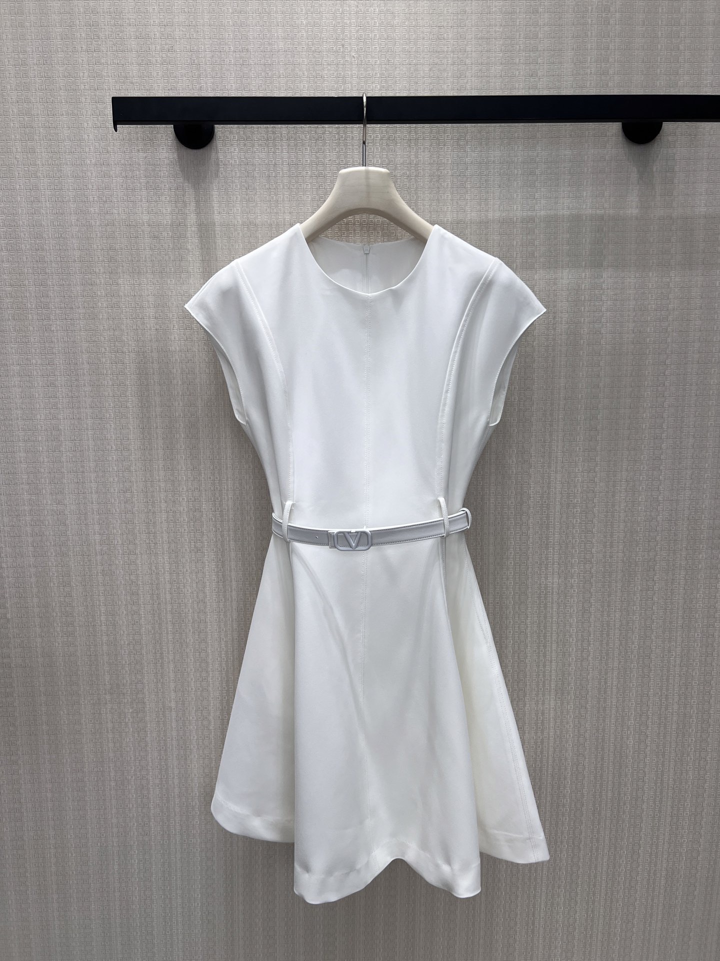 NO:878161,26 spring and summer new products, niche original dress. White skirt with soft light filter, gentle and ceremonial feeling. Neat sleeveless tailoring modifies the shoulder line, three-dimensional waist and A-line skirt balance neatness and femininity, and the belt of the same color becomes the finishing touch. It is unobtrusive but has its own aura. Whether on a date or in the workplace, you can use simple lines to outline your unique exquisite style. Ready for sale smL,,skirts,1986090926春夏新品小众原创 连衣裙 自带柔光滤镜的白裙,温柔仪式感.利落无袖剪裁修饰肩线,立体收腰与A字裙摆平衡利落与柔美,同色系腰带成为点睛之笔.不张扬却自带气场,无论是约会还是职场,都能以简约线条,勾勒独属于你的精致格调.现货出售 smL,,skirts,,Women's clothing