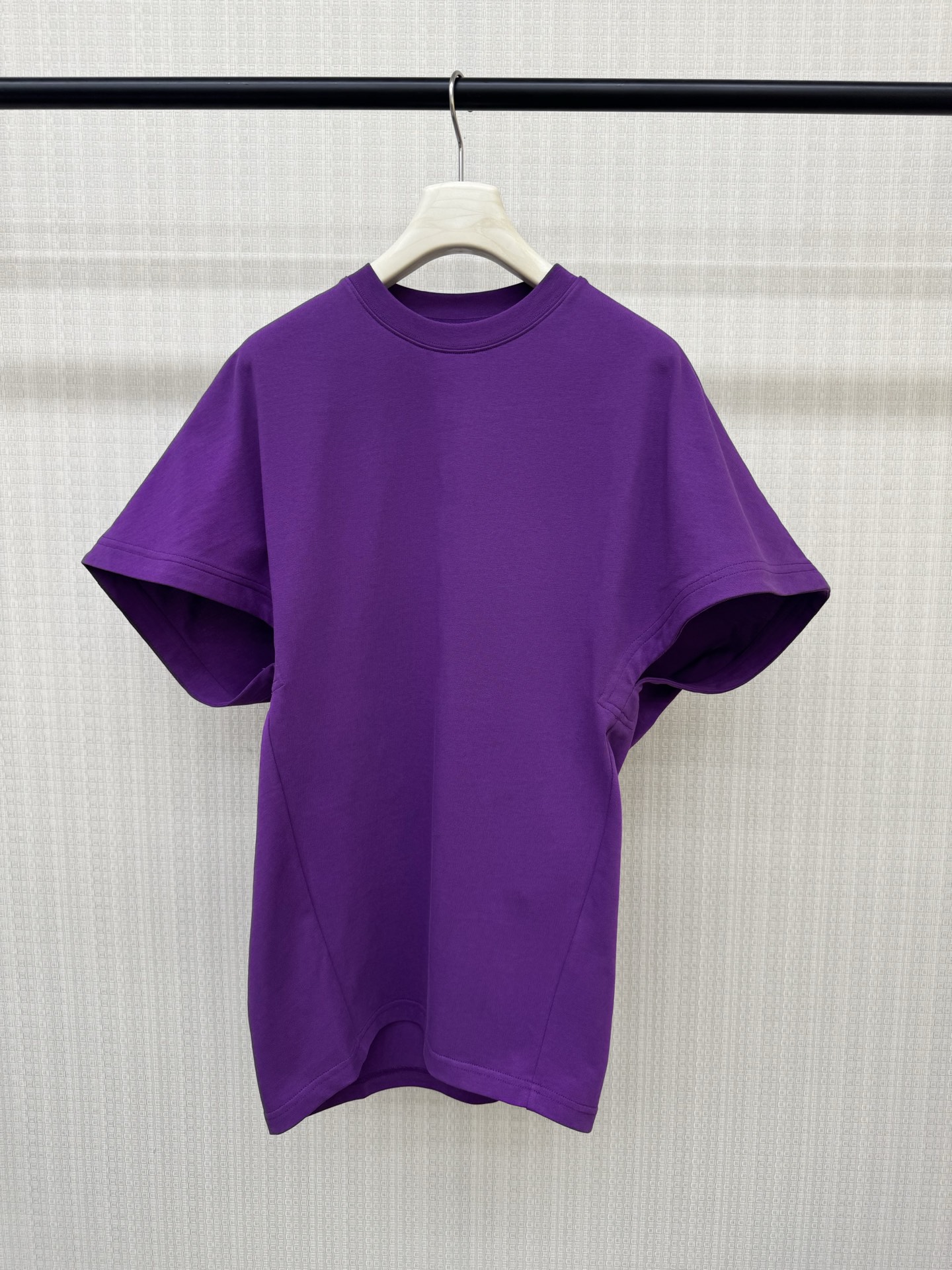 NO:878468,BALEN*IAG*i's new summer product STRUCTURED T-shirt is originally developed with matching color fabrics and brand letters embroidered on the back collar. Minimalist luxury solid color. Loose fit + large bat sleeves with dropped shoulders. Slimming and lazy style. The upper body is very skinny and slimming. Available in stock in two colors SML, balenciaga, tees, t-shirt,19860909BALEN*IAG*i夏季新品STRUCTURED T恤原版开发 对版对色面料,后领品牌字母刺绣 极简奢华纯色 宽松版型+落肩大蝙蝠袖 显瘦慵懒风不挑身材上身非常骨感显瘦神器 现货发售两色SML,,balenciaga,tees，t-shirt,,Women's clothing