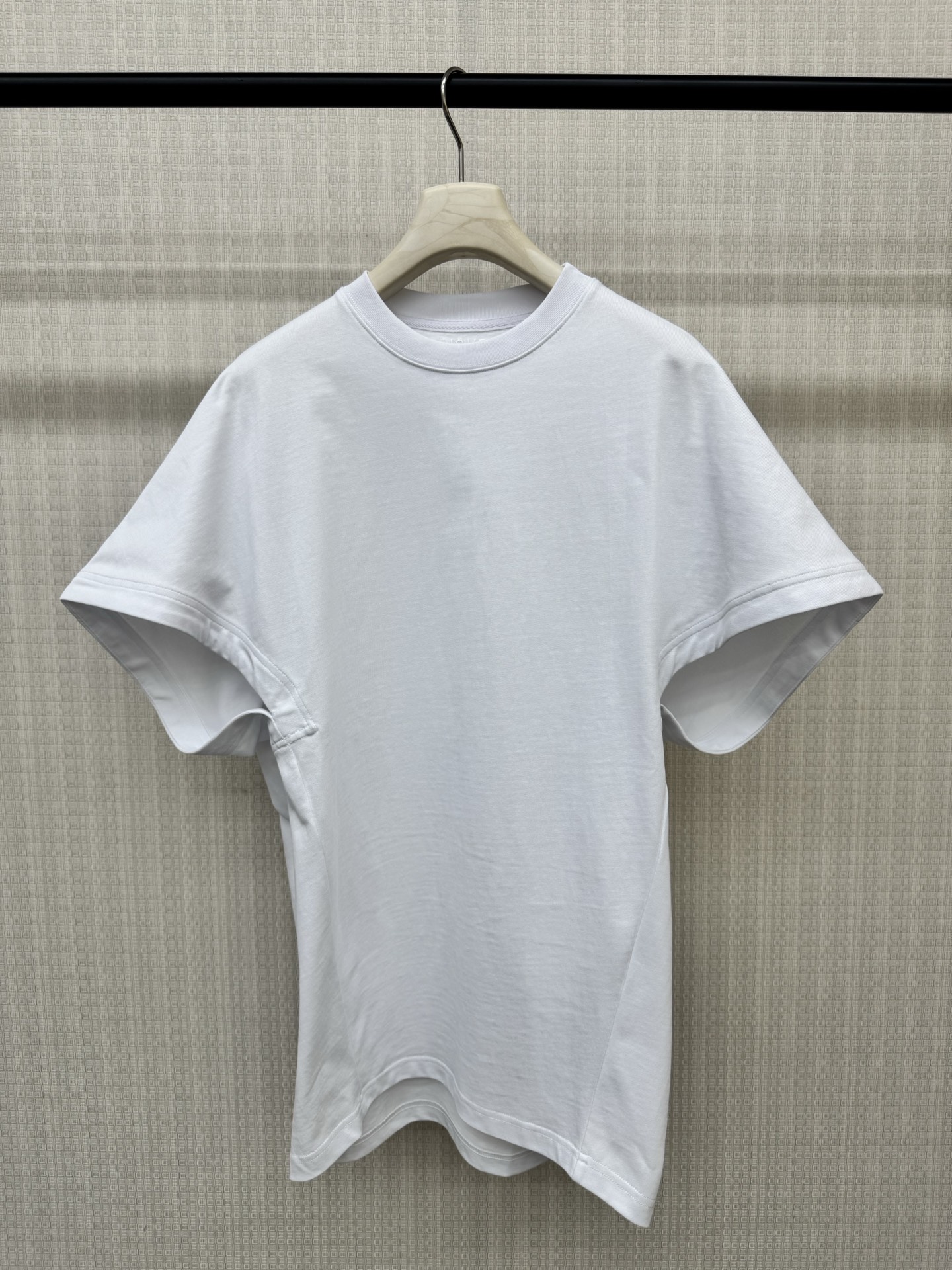 NO:878471,BALEN*IAG*i's new summer product STRUCTURED T-shirt is originally developed with matching color fabrics and brand letters embroidered on the back collar. Minimalist luxury solid color. Loose fit + large bat sleeves with dropped shoulders. Slimming and lazy style. The upper body is very skinny and slimming. Available in stock in two colors SML, balenciaga, tees, t-shirt,19860909BALEN*IAG*i夏季新品STRUCTURED T恤原版开发 对版对色面料,后领品牌字母刺绣 极简奢华纯色 宽松版型+落肩大蝙蝠袖 显瘦慵懒风不挑身材上身非常骨感显瘦神器 现货发售两色SML,,balenciaga,tees，t-shirt,,Women's clothing
