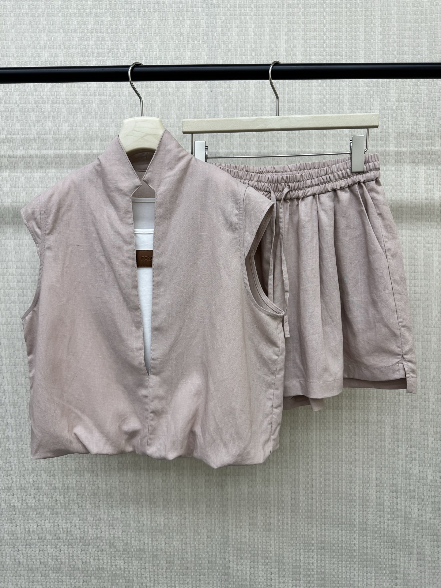 NO:878465,26ss summer new fend* fake two-piece top + drawstring elastic waist shorts linen suit. The fabric is breathable and comfortable. The top is combined with a vest fake two-piece design. The leather label badge embellishes the brand atmosphere. The loose-fitting upper body covers the flesh, the neckline is cut and cropped + small flying sleeves. The special tailoring and splicing of the vest and top are perfectly integrated. Two colors are available in stock. SML,,fendi,shorts,1986090926ss夏季新款fend*假两件上衣+抽绳松紧腰短裤亚麻套装 面料透气舒适 上衣拼背心假两件设计 皮标胸章点缀品牌气息.宽松版型上身超遮肉,领口一刀切剪栽+小飞袖 背心上衣特殊剪裁拼接完美融合 两色现货发售 SML,,fendi,shorts,,Women's clothing