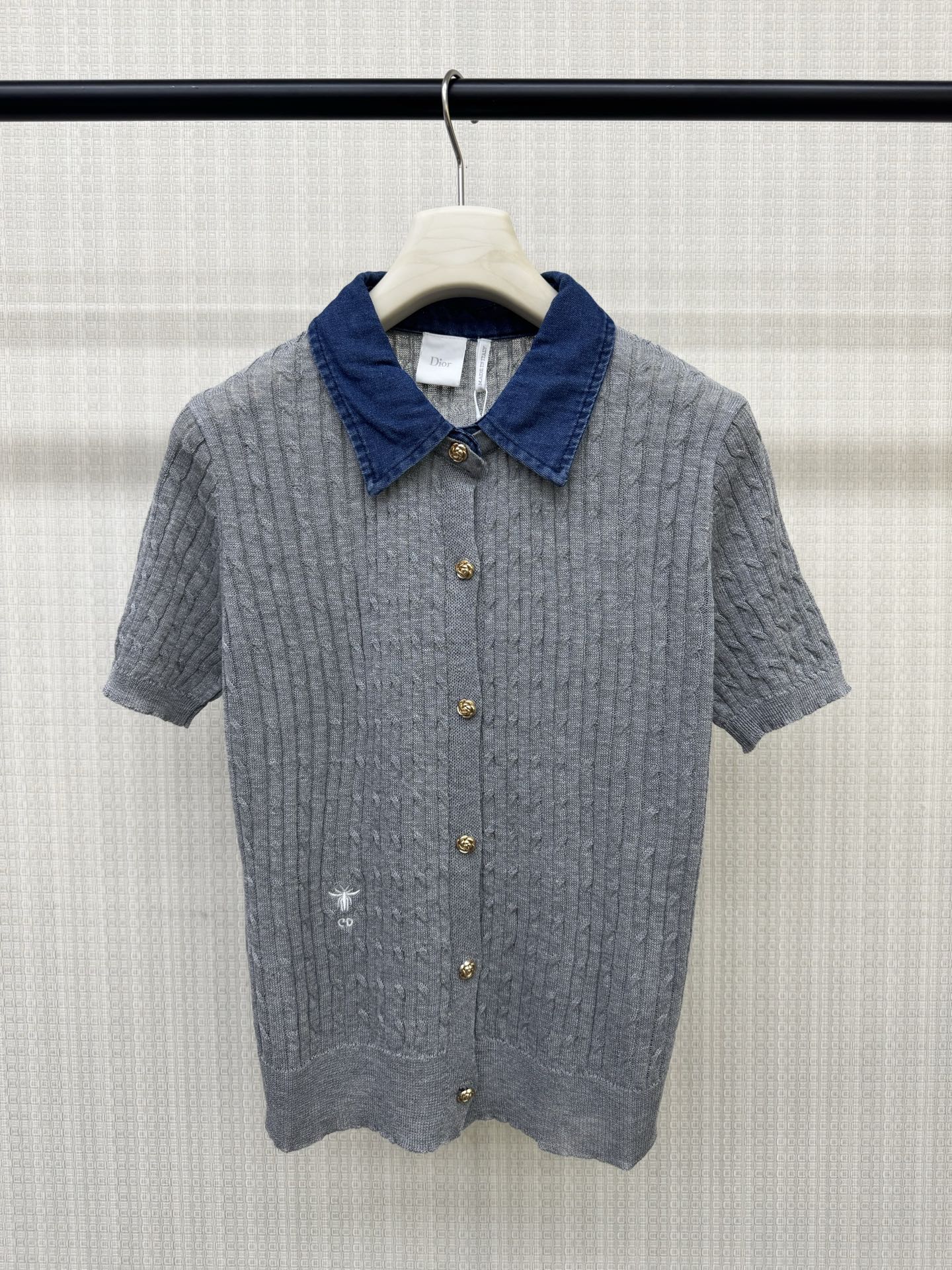 NO:878733,Dio*26 new summer style spliced ​​denim lapel knitted short sleeves Washed denim contrasting lapels Retro layered full pull + customized retro gold breast buttons Knitted twist texture Exquisite bee embroidery on the hem with small details It is easy to wear alone with inner layers Two colors are available for sale 363840,, dior, T-shirt,19860909Dio*26夏季新款拼接牛仔翻领针织短袖 水洗牛仔撞色翻领 复古层次感拉满+订制复古金色排扣 针织麻花纹理 下摆精致小蜜蜂刺绣小细节点缀 单穿内搭都省心 两色现货发售363840,,dior,T-shirt,,Women's clothing