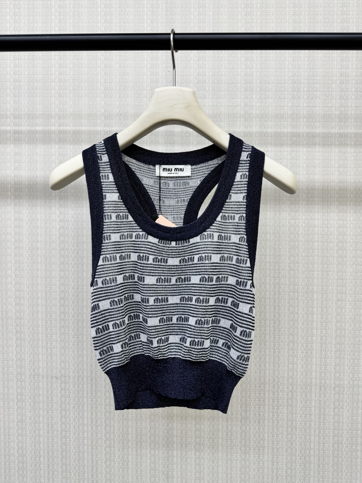 NO:878734,miumi*26 new summer style all-over letter jacquard knitted vest, classic racer U-neck, neatly modified shoulders and neck, all-over brand jacquard + contrasting horizontal stripes, retro college style, ribbed edges + hem, waist-cinching short style, high waistline, ready for sale 363840,,miumiu,19860909miumi*26夏季新款满幅字母提花针织背心 经典工字U领 利落修饰肩颈 满幅品牌提花+撞色横条纹 复古学院风 罗纹包边+下摆收腰短款拉高腰线 现货发售363840,,miumiu,,Women's clothing