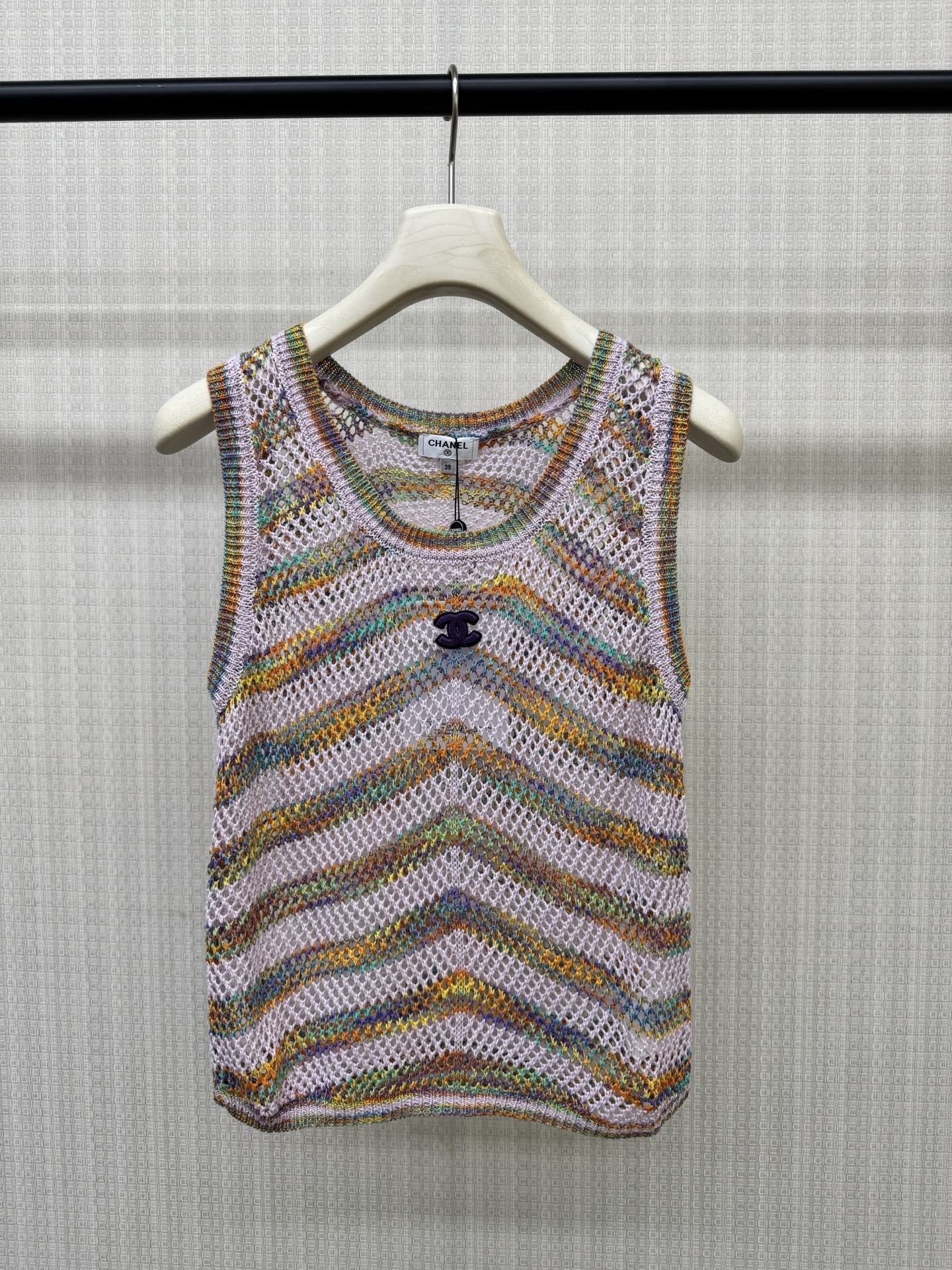 NO:878735,Chane*26 new summer style macaron mixed color striped knitted vest. Large U-neck version. Modifies the collarbone line. Macaron mixed color horizontal stripes. Soft purple contrasting color. Exquisite double C logo on the chest. Simple and light luxury. Casual and versatile. Can be worn inside or outside. Ready for sale 363840,,chanel,19860909Chane*26夏季新款马卡龙混彩条纹针织背心 大U领版型 修饰锁骨线条 马卡龙混彩横条纹 柔和紫底撞色 胸口精致双c标 简约轻奢 随性百搭 内搭外穿两用 现货发售363840,,chanel,,Women's clothing