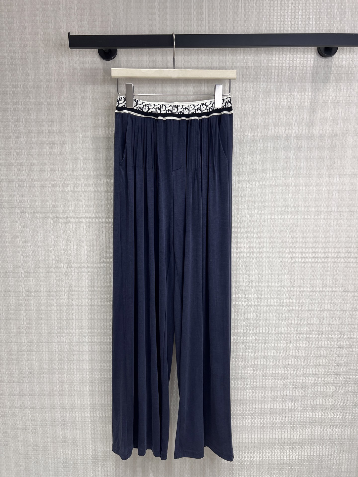 NO:884840,26 spring and summer new products, niche original minimalist drapey wide-leg pants, with neat tailoring to interpret relaxed aesthetics. The skin-friendly fabric has its own drape properties, and the jacquard waistband is injected with exquisite details. Two colors are available to adapt to various combinations. While modifying the leg shape, it creates a high-end and unburdened daily wear. Ready for sale smL,,1986090926春夏新品 小众原创 极简主义垂感阔腿裤,以利落剪裁诠释松弛美学.亲肤面料自带垂坠属性,提花腰头注入精致细节,双色可选适配多元搭配,修饰腿型的同时,打造高级又无负担的日常穿搭现货出售smL,,,Women's clothing