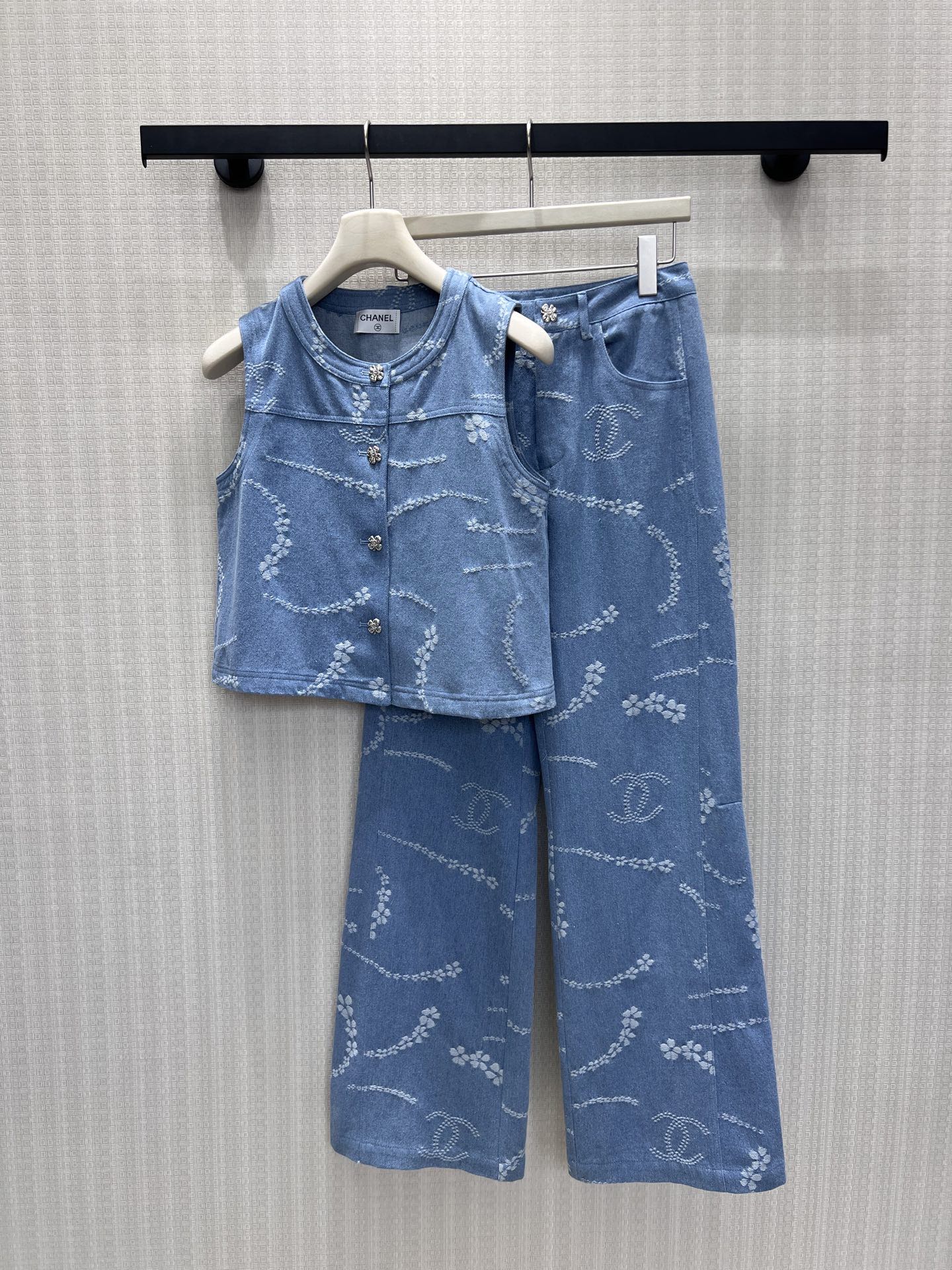 NO:887548,26 spring and summer new product set  Light-tone washed denim two-piece suit, with exquisite floral jacquard meandering throughout, softening the tough temperament of denim. The sleeveless short top is paired with handmade diamond buttons, and the neat waist-revealing version optimizes the body proportions; the high-waisted wide-leg trousers drape and stretch, modifying the leg shape and making the legs more slender. Retro blues are blended with light luxury details, casual and noble, for casual travel or daily shopping, it is easy to create an elegant and relaxed look for a wealthy daughter. Ready for sale smL,,1986090926春夏新品套装 浅调水洗牛仔两件套,通体精致花卉提花蜿蜒排布,柔化丹宁硬朗气质.无袖短款上衣搭配手工钻扣,利落露腰版型优化身材比例；高腰阔腿长裤垂坠舒展,修饰腿型更显修长.复古蓝调糅合轻奢细节,随性又显贵,休闲出行或是日常逛街,轻松打造优雅松弛的富家千金穿搭质感.现货出售smL,,,Women's clothing