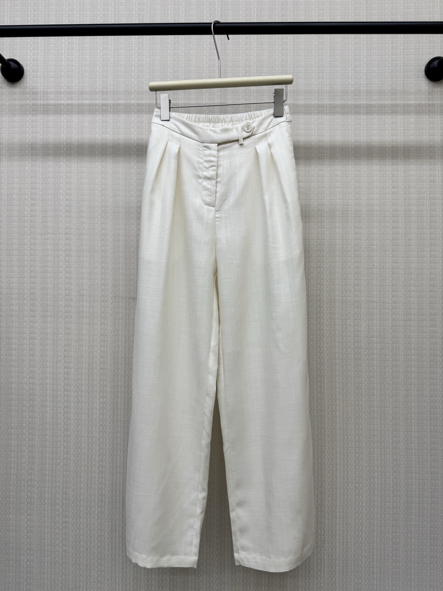 NO:888626,pra*a 26 spring and summer new products, solid color casual wide-leg pants with waist buttons, waist button + elastic design, classic brand triangle logo on the back pocket, low-key luxury, transparent texture with soft light filter. The high-waisted straight cut neatly modifies the leg line, and the drapey fabric has a relaxed aura when walking. You can wear it with a cool and high-end feel without choosing a match. It is the white moonlight pants that can never go wrong in the wardrobe. Two colors are available for sale at smL, prada,19860909pra*a 26春夏新品 衩腰扣纯色休闲阔腿裤 衩腰扣+松紧设计 后袋经典品牌三角标低调奢华 自带柔光滤镜的通透质感.高腰直筒剪裁利落修饰腿线,垂坠感面料行走间自带松弛气场,不挑搭配也能穿出清冷高级感,是衣橱里永远不出错的白月光神裤.两色现货出售smL,,prada,,Women's clothing