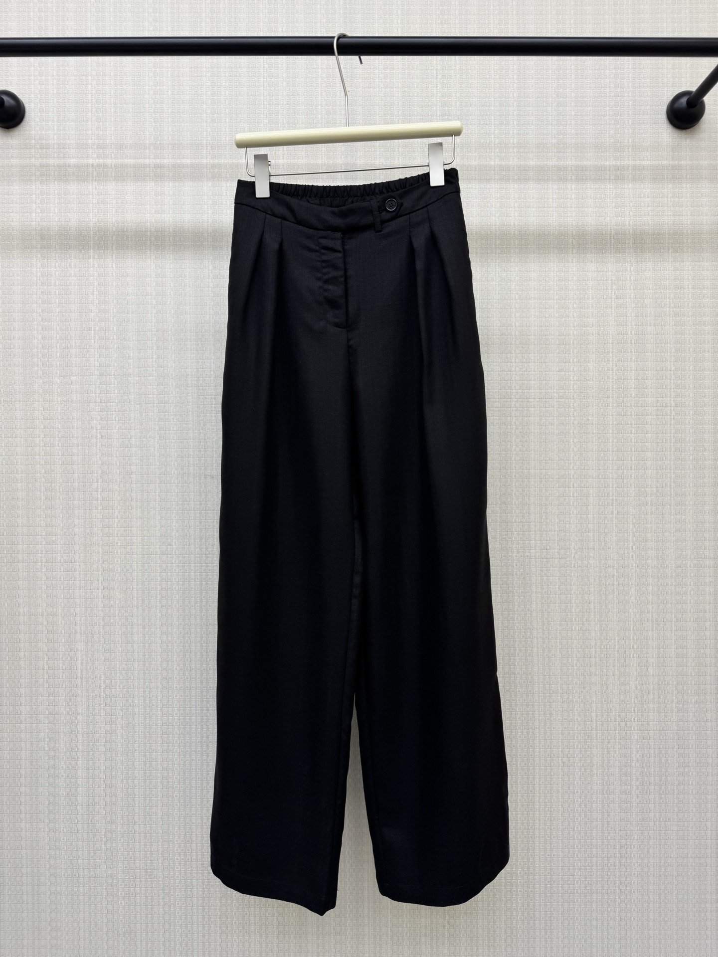 NO:888638,pra*a 26 spring and summer new product, solid color casual wide-leg pants with waist buttons, waist button + elastic design, classic brand triangle logo on the back pocket, low-key luxury, transparent texture with soft light filter. The high-waisted straight cut neatly modifies the leg line, and the drapey fabric has a relaxed aura when walking. You can wear it with a cool and high-end feel without choosing a match. It is the white moonlight pants that you can never go wrong in your wardrobe. Two colors are available now at sml  Detail picture,,prada,19860909pra*a 26春夏新品 衩腰扣纯色休闲阔腿裤 衩腰扣+松紧设计 后袋经典品牌三角标低调奢华 自带柔光滤镜的通透质感.高腰直筒剪裁利落修饰腿线,垂坠感面料行走间自带松弛气场,不挑搭配也能穿出清冷高级感,是衣橱里永远不出错的白月光神裤.两色现货出售smL 细节图,,prada,,Women's clothing