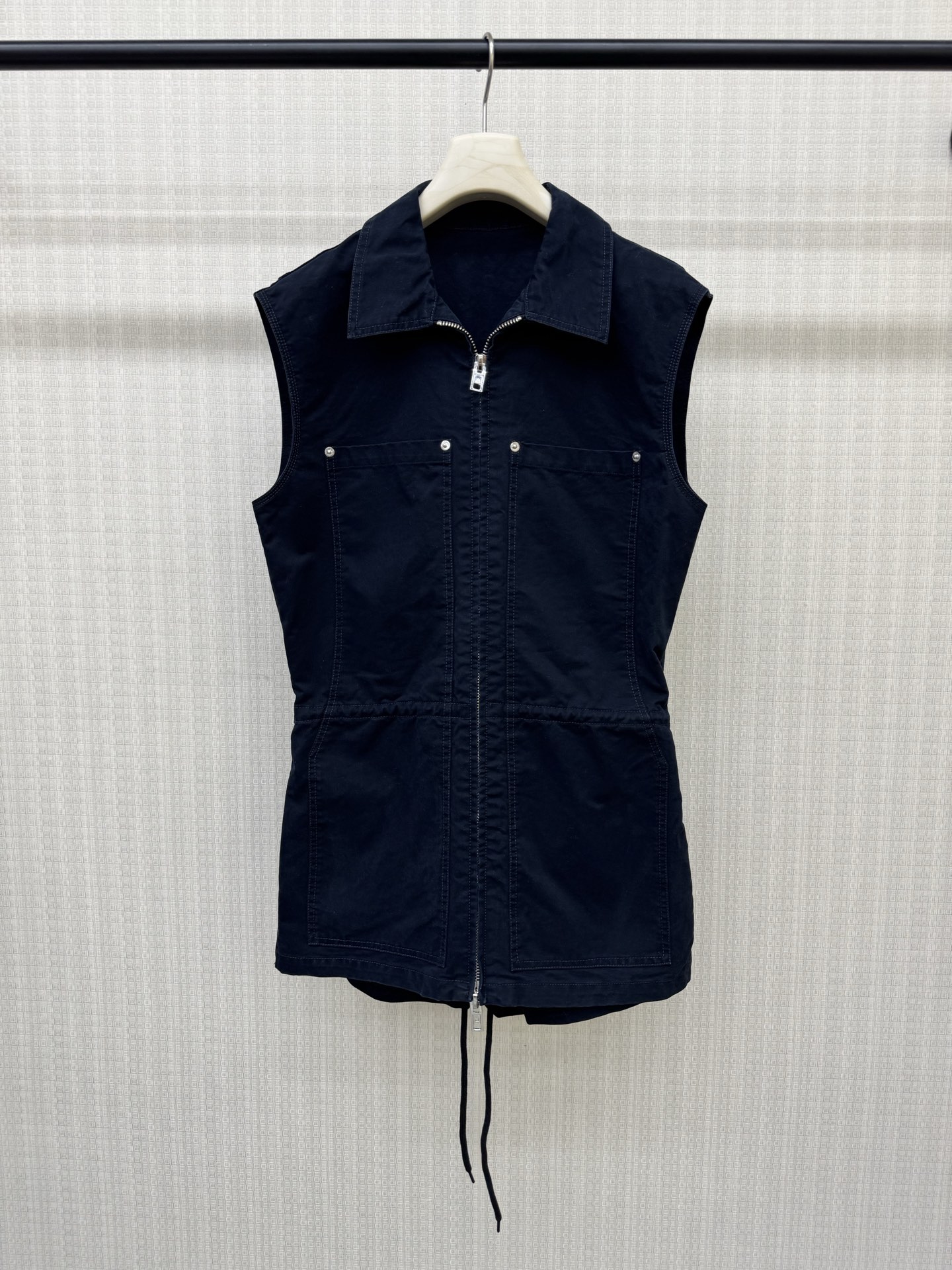 NO:888648,26 spring and summer new Alexander*Wan* lapel sleeveless worksuit jumpsuit is shipped, matched version and color. Customized 11 hardware double zipper pullers with built-in drawstring shaping + jumpsuit splicing in one piece to complete the outfit. The upper body shape is super good. Ready for sale sML,,skirts,1986090926春夏新款Alexande*Wan*翻领无袖工装连体裙裤出货,对版对色 订制11五金双拉链头内置抽绳塑型+连体裤拼接一件式搞定穿搭,上身版型超好 现货发售sML,,skirts,,Women's clothing