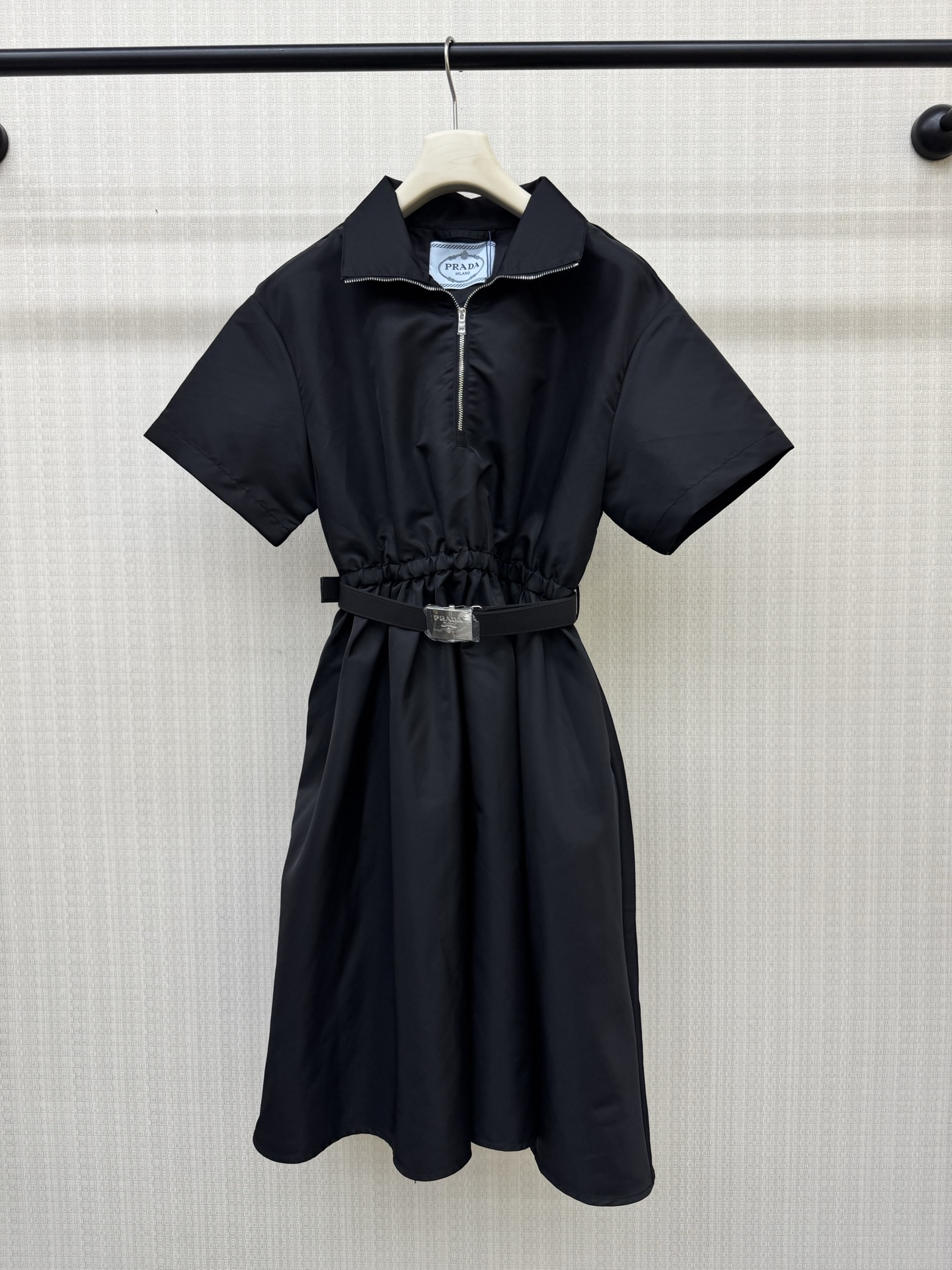 NO:888688,26ss spring and summer new pra*a eco-friendly nylon recycled half-zip belt dress, POLO collar + metal zipper design, simple and detailed. Double hidden side pockets A-line skirt + pleated elastic waist, slimming and covering the crotch, 11 open molded hardware belt is adjustable, easy to switch between multiple styles. It can be easily controlled for daily commuting, dating, and formal occasions, practical and fashionable, it is a must-have and versatile item in the wardrobe!  Spot sale sML,,prada,skirts,1986090926ss春夏新款pra*a环保尼龙再生半拉链腰带连衣裙,POLO领+金属拉链设计,简约又有细节感.双侧边隐藏式口袋 A字裙摆+打褶弹力收腰,显瘦遮胯,11开模五金腰带可调节,轻松切换多种风格.日常通勤、约会、正式场合都能轻松驾驭,实用又时髦,是衣橱必备百搭单品！现货发售sML,,prada,skirts,,Women's clothing