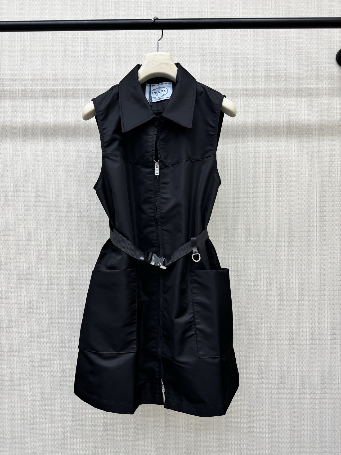 NO:891593,Prad* 26Ss new early spring regenerated nylon mini dress丨exclusively developed by yb!  Top quality production!  The iconic regenerated nylon fabric presents a matte high-end texture, and the black tone brings a low-key coolness. The lapels are sleeveless and work-style. The zipper opening and closing design takes into account the convenience of putting on and taking off and changing the shape. The half-zip can create a casual V-neck effect; the matching lead buckle belt can be worn freely.  The waistline is tightened to outline a neat X-shaped silhouette, which weakens the laziness of the loose version and highlights the proportions of the body shape. It is the finishing touch of the early spring wardrobe that combines design, practicality and environmental protection concepts. Available in stock S/M/L, prada, skirts,19860909Prad* 26Ss早春新款 再生尼龙迷你连衣裙丨独家yb开发！顶级高版出品！标志性的再生尼龙面料呈现出哑光的高级质感,黑色调自带低调的酷感,翻领无袖的工装风剪裁,拉链开合设计兼顾穿脱便利与造型变化,半拉炼可打造随性的V领效果；搭配的铅扣式腰带能自由收束腰线,勾勒出利落的X型廓形,弱化宽松版型的慵懒感,凸显身形比例.是一件兼具设计感、实穿性与环保理念的早春衣橱点睛之选.现货发售S/M/L,,prada,skirts,,Women's clothing