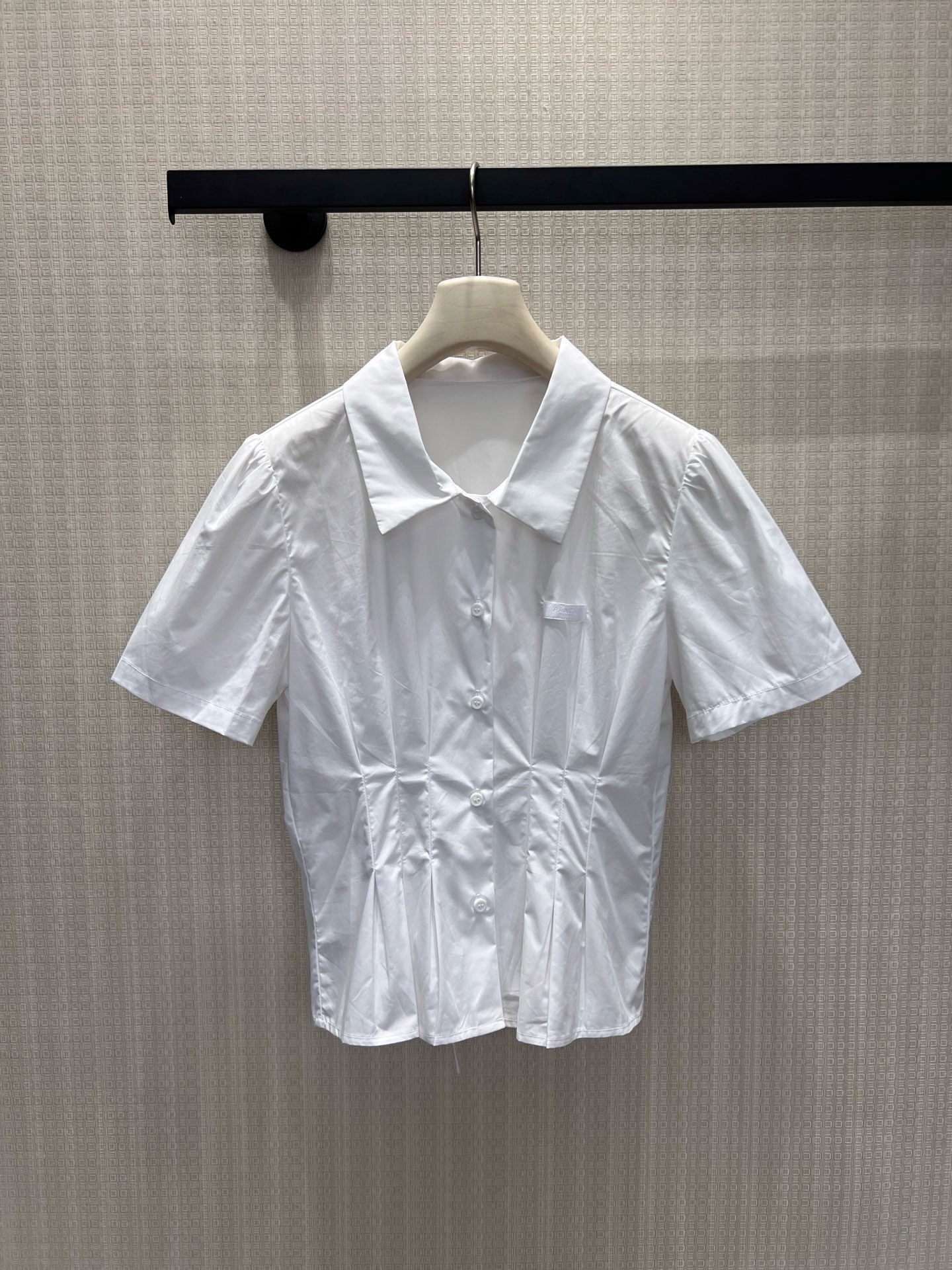 NO:891589,pra**26 spring and summer new shirt  It is made of high-count cotton, with neat lapels and micro-puffed short sleeves, which perfectly modifies the shoulder line. The three-dimensional pleats on the front cleverly tighten the waist, and the short version optimizes body proportions and hides brand details. The fabric is crisp and stylish, not easy to wrinkle, and the pure white tone is clean and high-end.  It is suitable for commuting with skirts and casual trousers. The minimalist tailoring is both neat and gentle, and can be easily worn with an elegant and casual light luxury atmosphere. Available in stock from smL, prada, skirts, shirts, T-shirts,19860909pra**26春夏新品衬衫 甄选高支棉打造,利落翻领搭配微泡短袖,恰到好处修饰肩线.前身立体收褶巧妙收束腰身,短款版型优化身材比例,暗藏品牌细节.面料挺括有型不易褶皱,纯粹白调干净高级.通勤配半裙、休闲搭长裤皆适配,极简剪裁兼顾利落与温柔,轻松穿出雅致随性的轻奢氛围感.现货出售smL,,prada,skirts,shirts,T-shirt,,Women's clothing