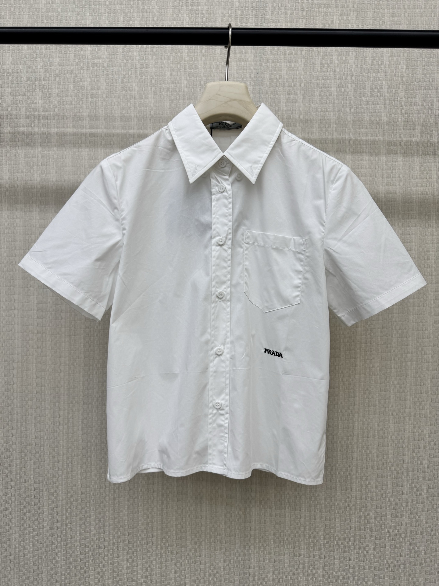 NO:891586,Pra**26ss new spring and summer style minimalist pure white short shirt with small letter embroidery. The classic white shirt is always the universal one in the wardrobe. It has neat tailoring + low-key logo embroidery. It is refreshing and clean when worn alone. It is stylish when layered with sweaters or jackets. It can be used for commuting, leisure and dating. It is a timeless and high-end choice. Ready for sale SML, prada, jackets & coats, shirts,19860909Pra**26ss春夏新款 极简纯白小字母刺绣短衬衫 经典白衬衫永远是衣橱里的万能,选手利落的剪裁+低调的logo刺绣 单穿清爽干净,叠穿针织衫或外套都很有腔调 通勤、休闲、约会都能hold住,是永不过时的高级感选择现货发售SML,,prada,jackets & coats,shirts,,Women's clothing