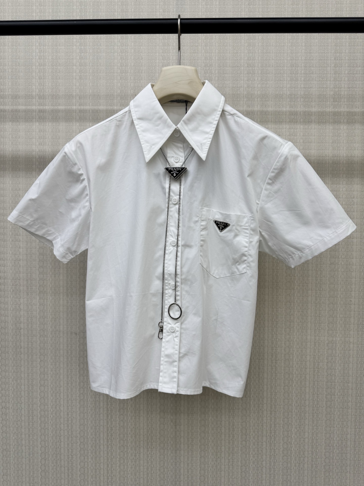 NO:891583,PRA**26ss spring and summer new white pure cotton metal inverted triangle logo short-sleeved shirt. Simple and the most beautiful. The shirt is made of white high-count cotton. It has a collar, loose and short, and a front pocket with a logo metal inverted triangle logo. It is black and white with yyds + with a triangle logo metal necklace. Jue Juezi's upper body is huge. Ready for sale SML, prada, shirts, T-shirt, necklace,19860909PRA**26ss春夏新品白色纯棉金属倒三角标短袖衬衫 简简单单最好看,衬衫选用白色高支棉质 有领宽松小短款正面口袋搭配标志金属倒三角标,黑白搭配yyds+配带三角标金属项链 绝绝子 上身巨飒 现货发售SML,,prada,shirts,T-shirt,necklace,,Women's clothing