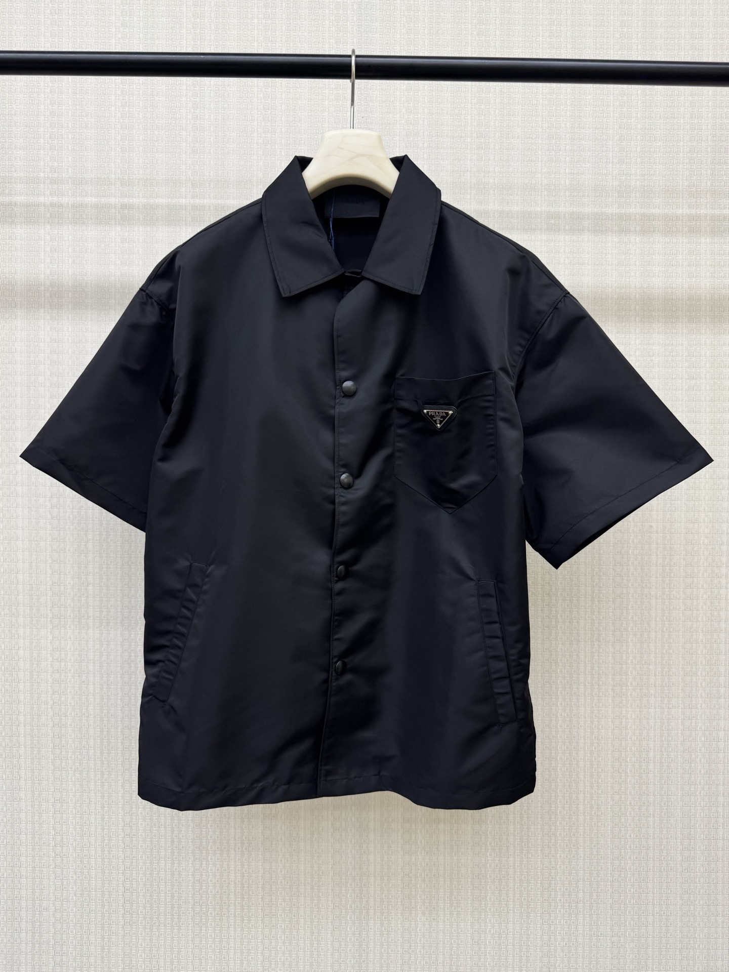 NO:892263,Pra**26ss new spring and summer style black environmentally friendly nylon short-sleeved shirt. Wide fit. Same style for men and women. Recommended to be worn as a short-sleeved jacket for couples. Windproof, waterproof and drapey. Made of Re-Nylon regenerated nylon fabric. Large patch pockets decorated with accessory straps. Copper snap buttons. Excellent workmanship details. Ready for sale. SML, prada, jackets & coats, shirts, T-shirt,19860909Pra**26ss春夏新款 黑色环保尼龙短袖衬衫 宽阔版型 男女同款 男宝情侣款推荐建议当短袖外套穿 防风防水有垂感 采用Re-Nylon再生尼龙面料打造 饰以配饰带的大号贴布口袋铜制四合扣 做工细节超级赞 现货发售SML,,prada,jackets & coats,shirts,T-shirt,,Women's clothing
