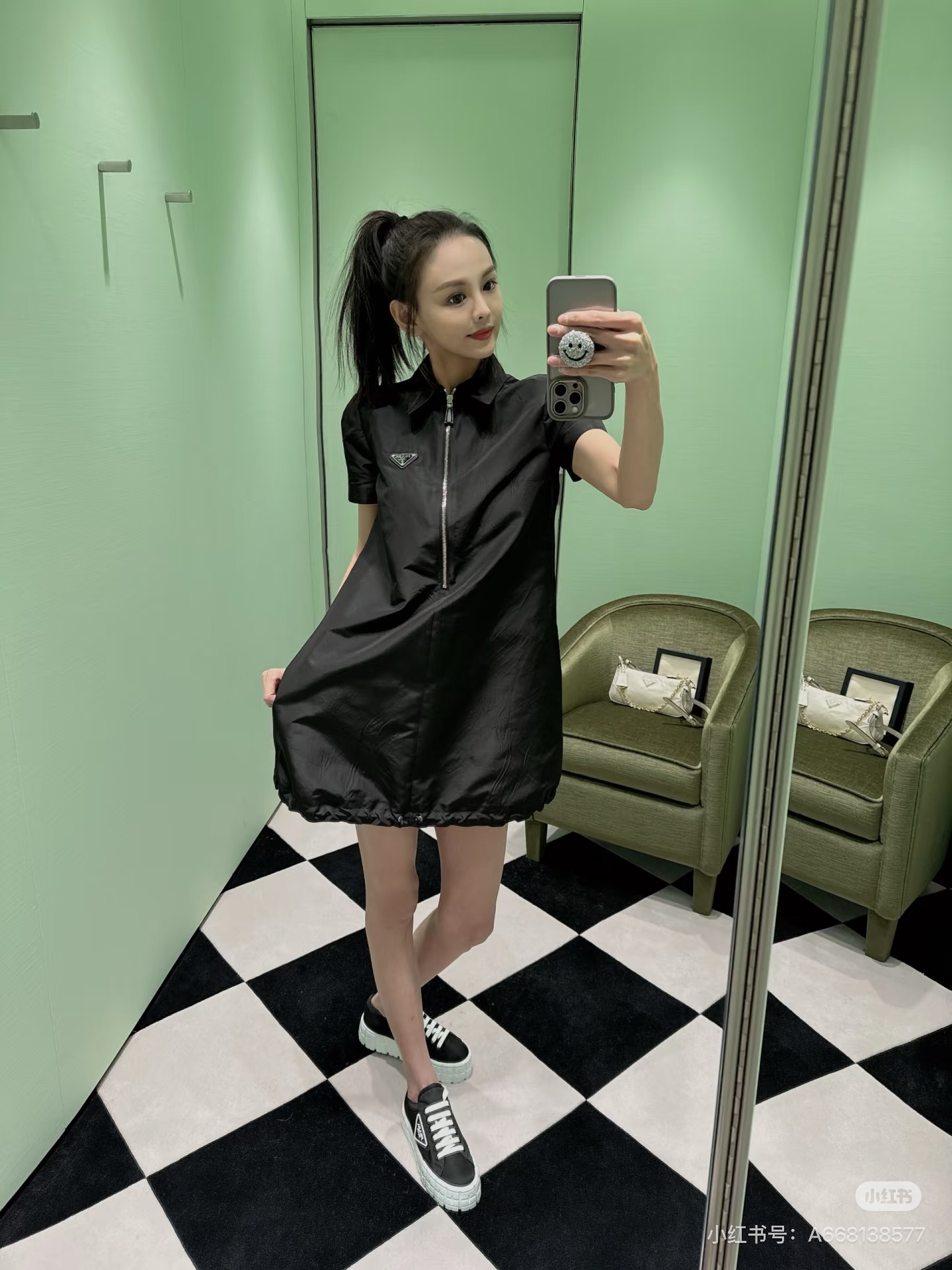 NO:899758,Batch PRA**26ss spring and summer new style. Lapel short-sleeved zippered loose dress. Classic triangle logo decoration. Lapel half zip. Hem drawstring design. Great-looking piece. Collision of sweet cool style and elegant Hepburn style. The silk fabric upper body is very comfortable and has a sense of verticality. This year's latest series. It can be easily controlled in daily activities. Ready for sale SML, prada, skirts, T-shirt,19860909批PRA**26ss春夏新款 翻领短袖拉链宽松连衣裙 经典三角标装饰 翻领半拉链 下摆抽绳设计版型巨好看的一件 甜酷风和优雅赫本风的碰撞 丝质面料上身巨舒适自带垂直感今年最新系列 日常活动都可以轻松驾驭 现货发售SML,,prada,skirts,T-shirt,,Women's clothing