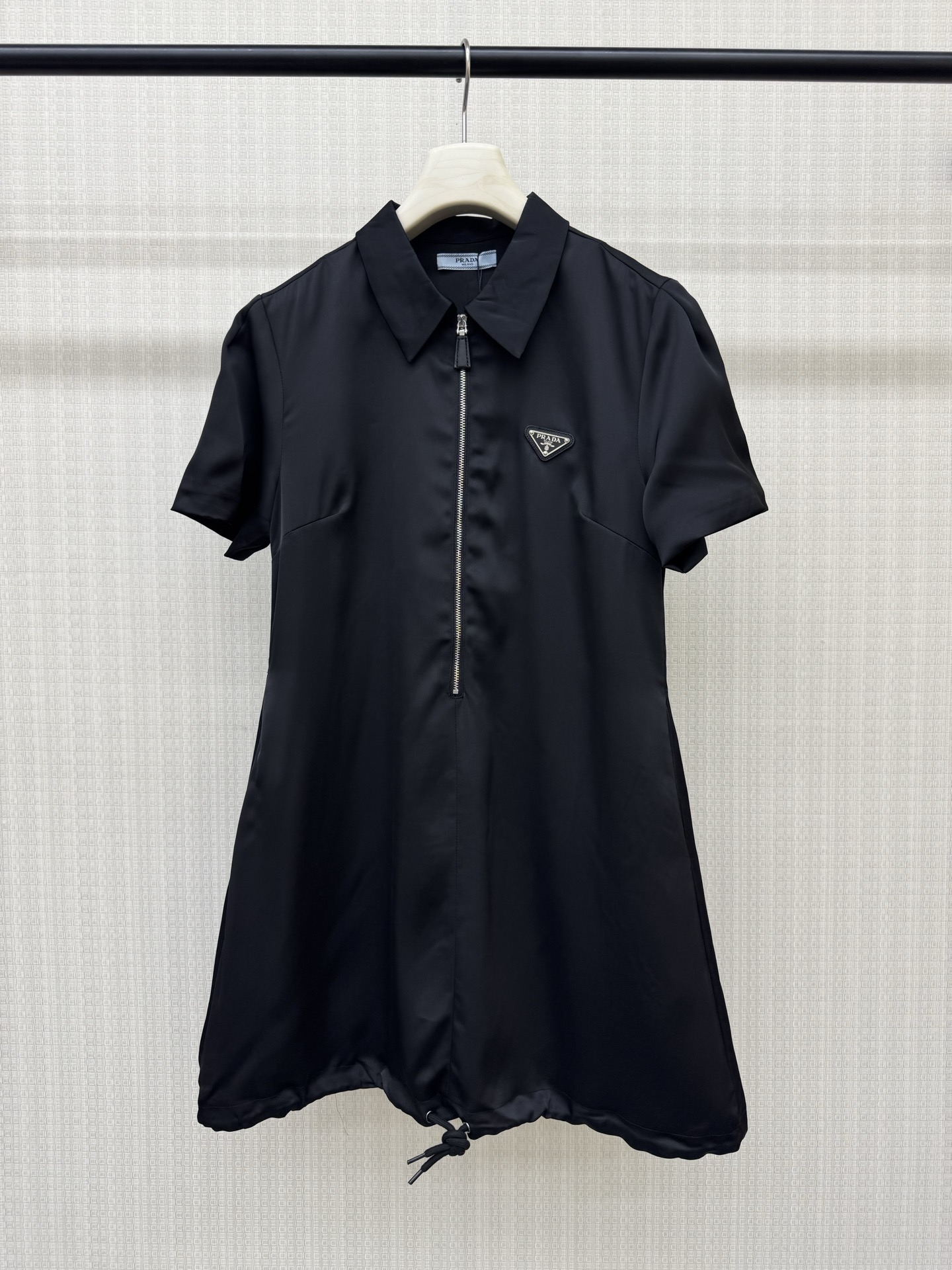 NO:899754,PRA**26ss spring and summer new style. Lapel short-sleeved zippered loose dress. Classic triangle logo decoration. Lapel half zipper. Hem drawstring design. A great-looking piece. The collision of sweet cool style and elegant Hepburn style. The silk fabric upper body is very comfortable and has a sense of verticality. This year's latest series can be easily controlled in daily activities. Ready-made SML real shot details, prada, skirts, T-shirt,19860909PRA**26ss春夏新款 翻领短袖拉链宽松连衣裙 经典三角标装饰 翻领半拉链 下摆抽绳设计版型巨好看的一件 甜酷风和优雅赫本风的碰撞 丝质面料上身巨舒适自带垂直感今年最新系列 日常活动都可以轻松驾驭 现货发售SML实拍细节图,,prada,skirts,T-shirt,,Women's clothing