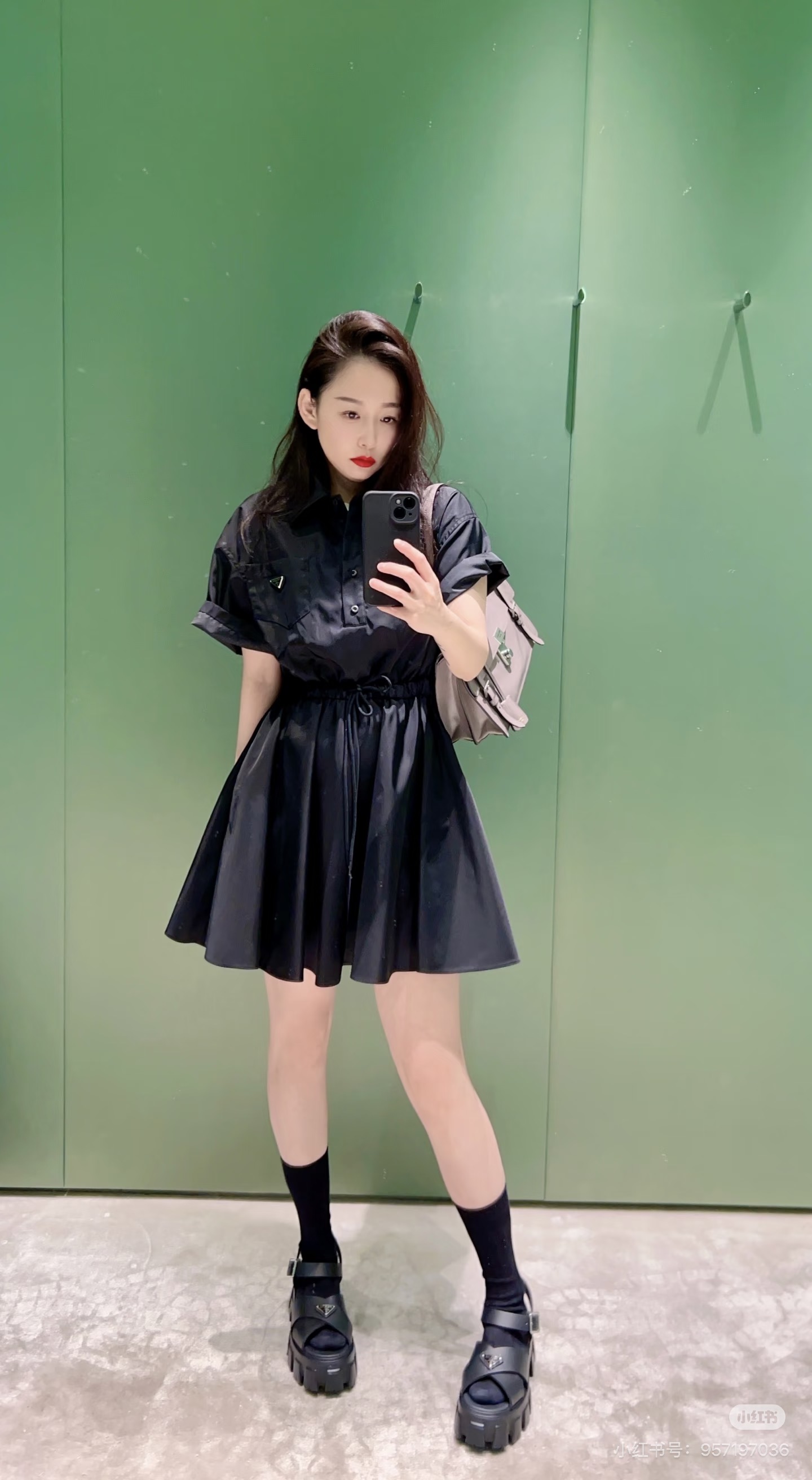 NO:899747,Pra**26ss new summer new eco-friendly nylon recycled short-sleeved drawstring waist dress. Classic triangle logo badge is low-key, luxurious and high-end! Fashionable retro classic elements are presented, and the free-tie skirt design is full of energetic girlish temperament! The version is not selective about the upper body and looks slim! The casual and lazy style can be sweet or salty, customized original development fabrics, ready for sale SML, prada, skirts, T-shirt,19860909Pra**26ss夏季新款环保尼龙再生短袖抽绳束腰连衣裙 经典三角标胸章低调奢华又高级!时髦复古经典元素呈现,自由系带裙摆设计活力十足少女气质!版型不挑人上身巨显瘦!可甜可盐的休闲慵懒风,定制原版开发面料,现货发售SML,,prada,skirts,T-shirt,,Women's clothing