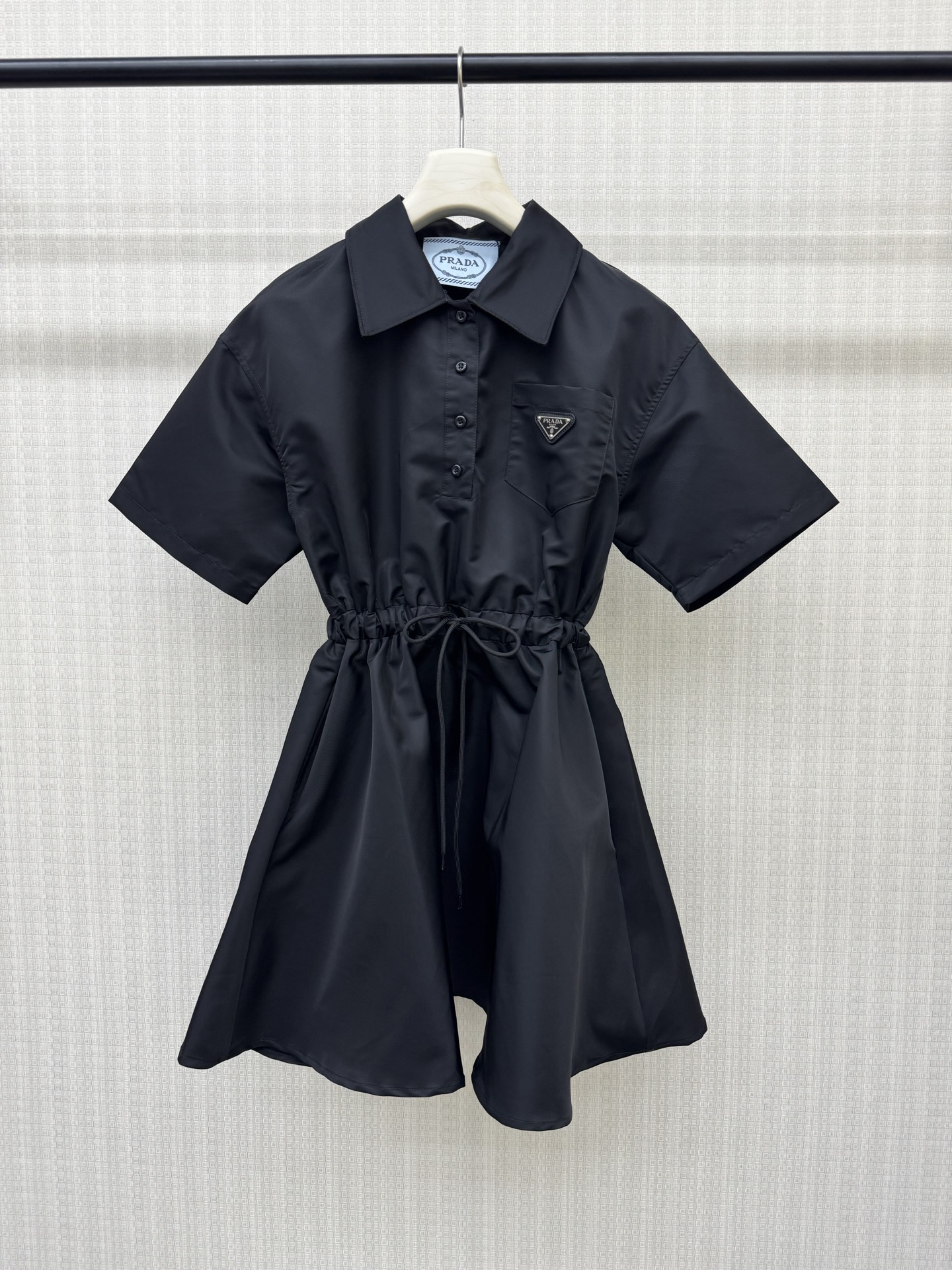 NO:899740,Pra**26ss new summer new environmentally friendly nylon recycled short-sleeved drawstring waist dress. Classic triangle logo badge is low-key, luxurious and high-end! Fashionable retro classic elements are presented, and the free-tie skirt design is full of vitality and girly temperament! The version is not selective about the upper body and looks slim! The casual and lazy style can be sweet or salty, customized original development fabrics, ready-made SML real shot details, prada, skirts, T-shirt,19860909Pra**26ss夏季新款环保尼龙再生短袖抽绳束腰连衣裙 经典三角标胸章低调奢华又高级!时髦复古经典元素呈现,自由系带裙摆设计活力十足少女气质!版型不挑人上身巨显瘦!可甜可盐的休闲慵懒风,定制原版开发面料,现货发售SML实拍细节图,,prada,skirts,T-shirt,,Women's clothing