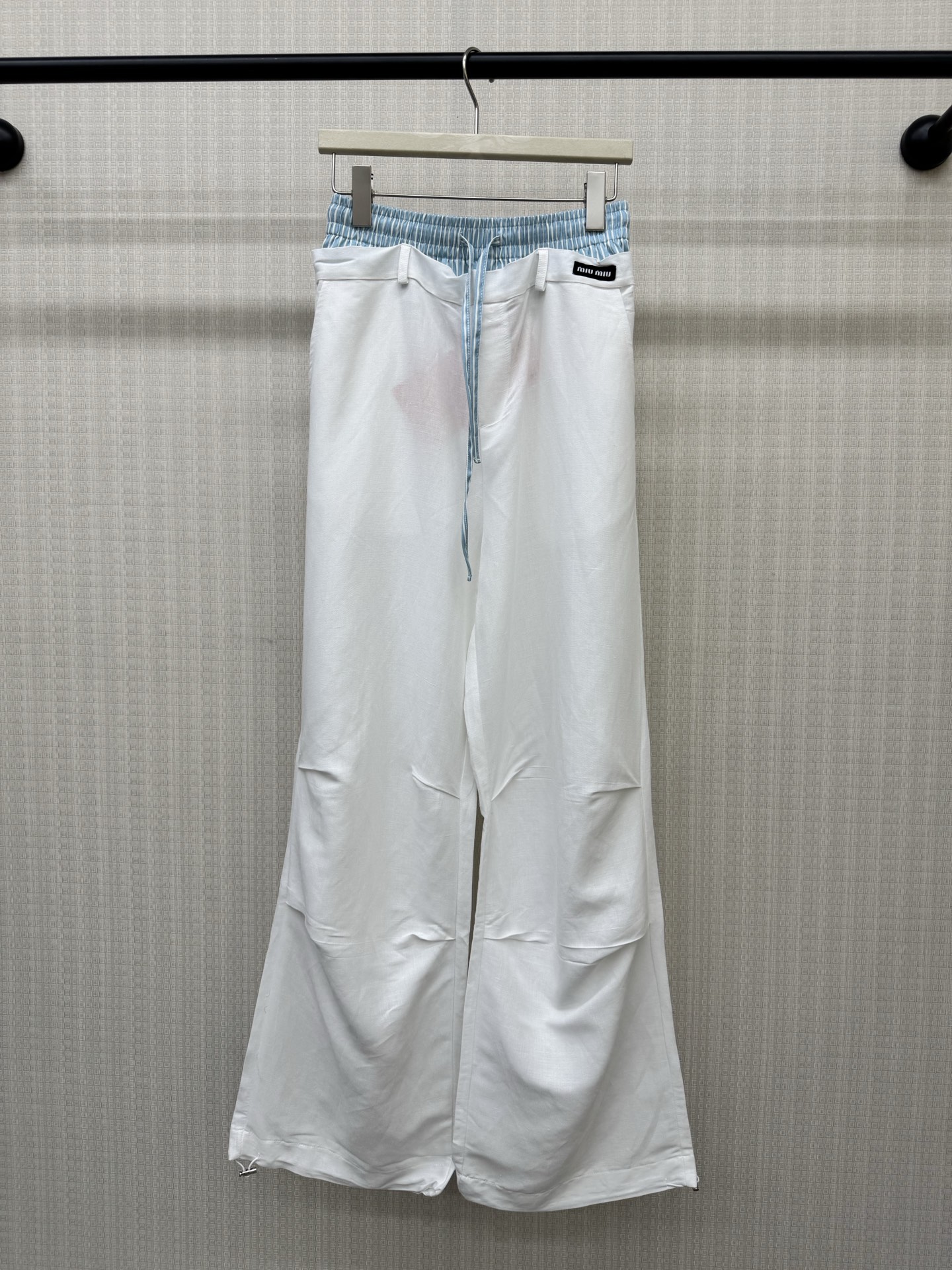 NO:891599,mium**26ss new spring and summer double-waist drawstring linen wide-leg pants are designed with a high waist and a loose straight fit. They are breathable and comfortable, perfect for summer!  Double waistband splicing + drawstring details, practical and design. The fabric has a good drape, is not easy to see through, is friendly to pear-shaped figures, and has a great slimming effect!  It can be easily used for daily commuting and leisure. Pair it with a light-colored top or sneakers for a refreshing and simple style that is both comfortable and fashionable!  Three-color spot sale SML,,miumiu,sneakers,19860909mium**26ss春夏新款 双腰抽绳亚麻阔腿裤采用高腰设计,宽松直筒版型,透气又舒适,夏天穿超合适！双腰头拼接+抽绳细节,实用又有设计感.面料垂坠感好,不易透,梨形身材友好,显瘦效果很赞！日常通勤、休闲都能轻松驾驭,搭配浅色上衣或运动鞋,清爽简约风get舒适时尚两不误！三色现货发售SML,,miumiu,sneakers,,Women's clothing