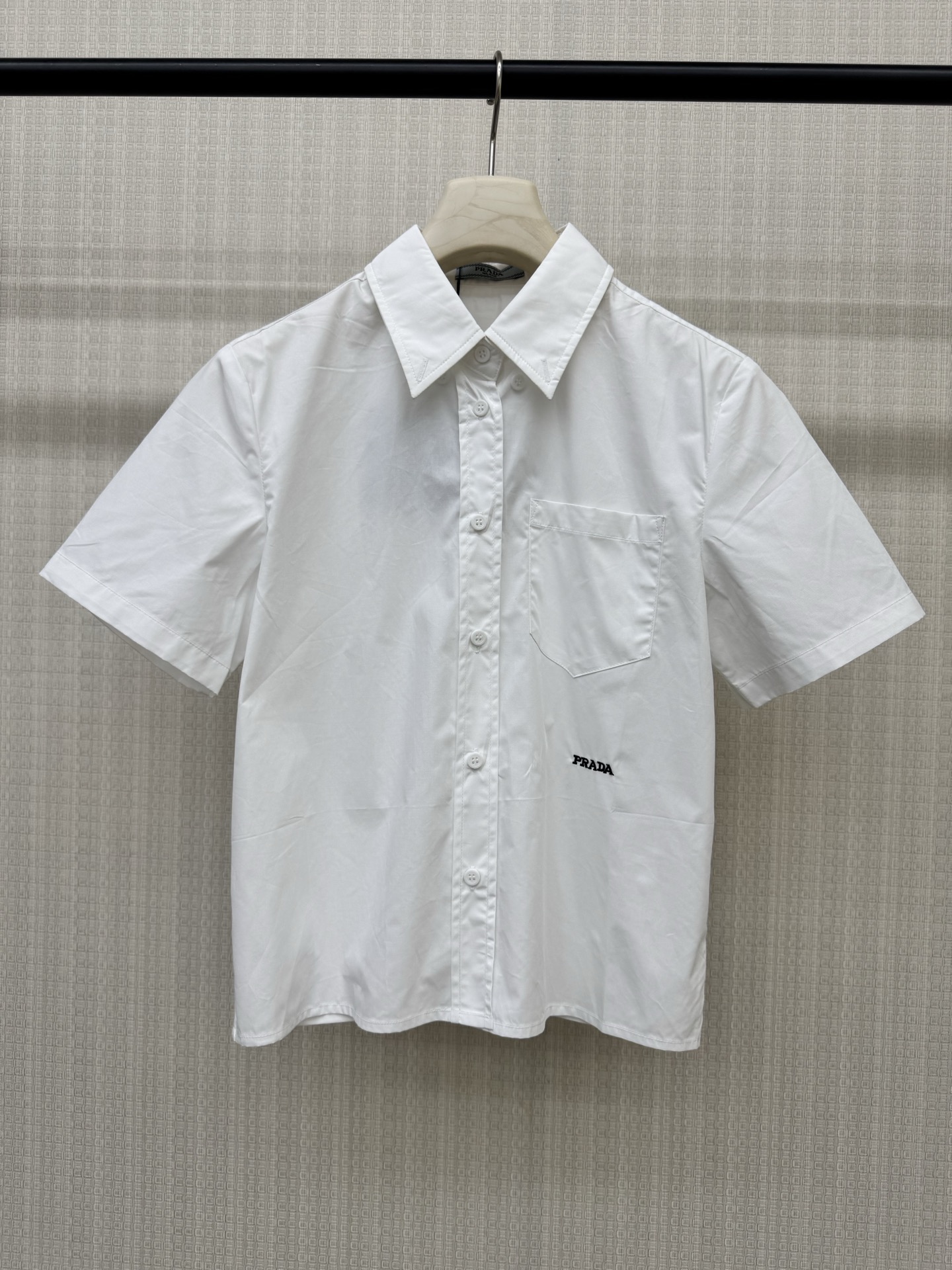 NO:893890,Pra**26ss new spring and summer style minimalist pure white short shirt with small letter embroidery. Classic white shirt is always a versatile item in the wardrobe, neat tailoring + low-key logo embroidery. It is refreshing and clean when worn alone, and it is stylish when layered with sweaters or jackets. It can be used for commuting, leisure, and dating. It is a timeless and high-end choice. Ready for sale. SML real shot details, prada, jackets & coats, shirts,19860909Pra**26ss春夏新款 极简纯白小字母刺绣短衬衫 经典白衬衫永远是衣橱里的万能,选手利落的剪裁+低调的logo刺绣 单穿清爽干净,叠穿针织衫或外套都很有腔调 通勤、休闲、约会都能hold住,是永不过时的高级感选择现货发售SML 实拍细节图,,prada,jackets & coats,shirts,,Women's clothing