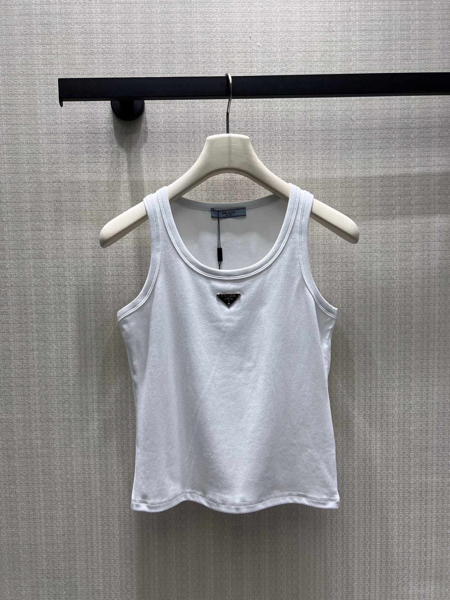 NO:893069,26ss new summer Pra** triangle logo vest is made of soft threaded cotton, which is close-fitting, comfortable and elastic. The inverted triangle logo on the chest is very recognizable, the simple design is versatile, and it is OK to wear alone or layered with it!  Short cut, paired with high-waisted trousers/skirts to show off your body proportions, the white style is refreshing and clean, perfect for summer. The same style from the show, very popular in the fashion circle, easy to create a high-end look!  Two colors ready for sale smL, prada, skirts,1986090926ss夏季新款Pra**三角徽标背心,采用柔软螺纹棉,贴身舒适又有弹性.胸前倒三角徽标超有辨识度,简约设计百搭,单穿或内搭都很OK！短款剪裁,搭高腰裤/裙子超显身材比例,白色款清爽干净,夏天穿超合适.秀场同款,时尚圈超火,轻松打造高级感穿搭！两色 现货发售smL,,prada,skirts,,Women's clothing