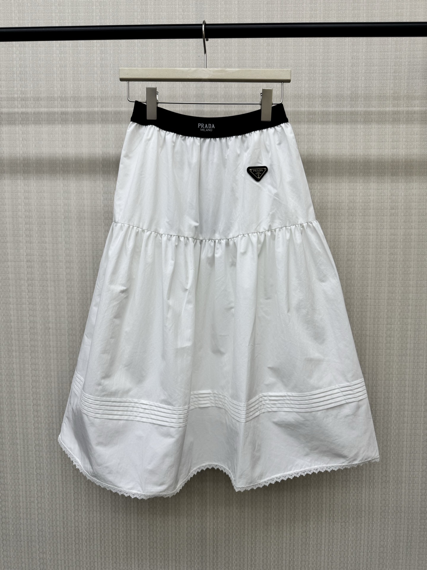 NO:893897,Pra** elastic letter waist cake skirt, light and breathable fabric, black elastic waist + triangle logo, simple and recognizable. Multi-layer cake skirt, small lace trim  Full of layering and moderate length, it can be easily used for daily commuting or leisure. It is versatile in black and white, and looks good with T-shirts, shirts, and sweaters. It is very suitable for spring and summer, comfortable and fashionable, and can easily create an urban atmosphere. Ready for sale SML real shot details, prada, skirts, shirts, tees, t-shirt,19860909Pra**橡筋字母腰蛋糕半身裙,轻薄透气面料,黑色松紧腰+三角Logo,简约又有辨识度.多层蛋糕裙摆,蕾丝小花边 层次感满满,长度适中,日常通勤或休闲都能轻松驾驭.黑色白色都百搭,配T恤、衬衫、针织衫都好看,春夏穿超适合,舒适又时髦,轻松打造都市氛围感穿搭.现货发售SML实拍细节图,,prada,skirts,shirts,tees，t-shirt,,Women's clothing
