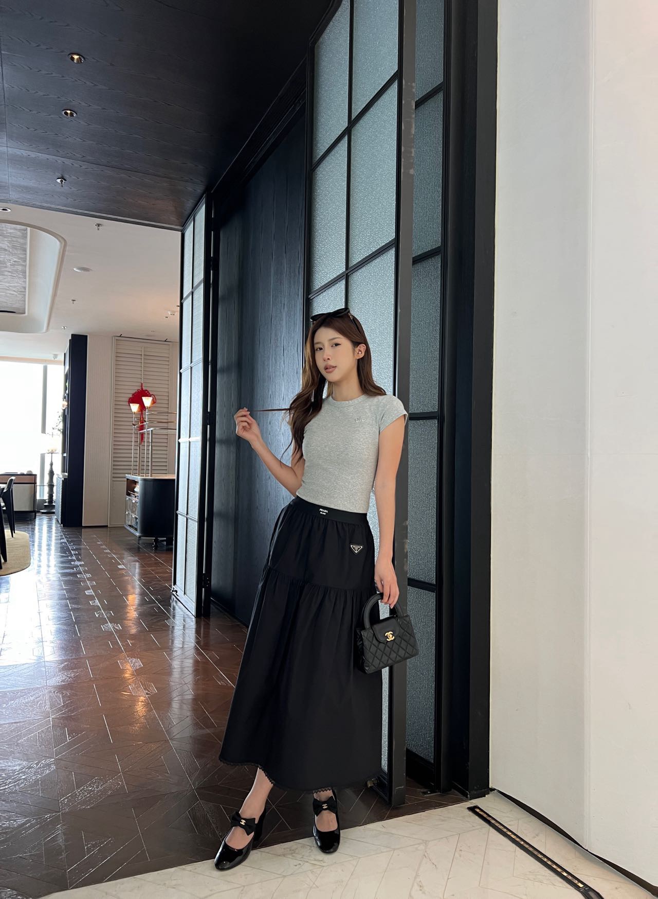 NO:893894,Pra** elastic letter waist cake skirt, light and breathable fabric, black elastic waist + triangle logo, simple and recognizable. Multi-layer cake skirt, small lace trim  Full of layering and moderate length, it can be easily used for daily commuting or leisure. It is versatile in black and white, and looks good with T-shirts, shirts, and sweaters. It is very suitable for spring and summer, comfortable and fashionable, and can easily create an urban atmosphere. Ready for sale SML, prada, skirts, shirts, tees, t-shirt,19860909Pra**橡筋字母腰蛋糕半身裙,轻薄透气面料,黑色松紧腰+三角Logo,简约又有辨识度.多层蛋糕裙摆,蕾丝小花边 层次感满满,长度适中,日常通勤或休闲都能轻松驾驭.黑色白色都百搭,配T恤、衬衫、针织衫都好看,春夏穿超适合,舒适又时髦,轻松打造都市氛围感穿搭.现货发售SML,,prada,skirts,shirts,tees，t-shirt,,Women's clothing