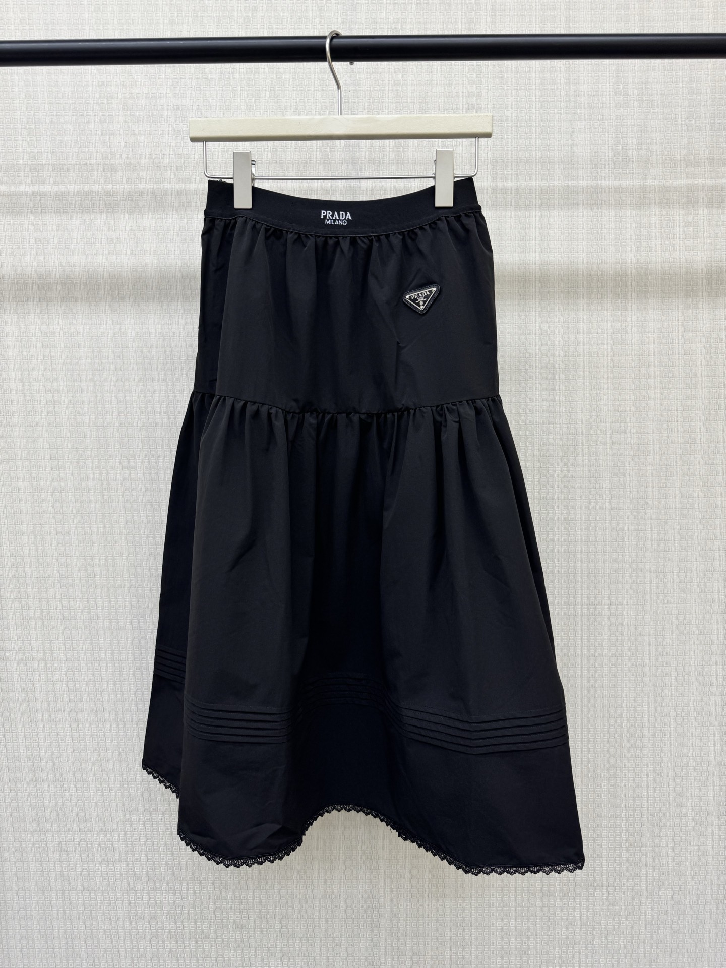 NO:893891,Pra** elastic letter waist cake skirt, light and breathable fabric, black elastic waist + triangle logo, simple and recognizable. Multi-layer cake skirt, small lace trim  Full of layering and moderate length, it can be easily used for daily commuting or leisure. It is versatile in black and white, and looks good with T-shirts, shirts, and sweaters. It is very suitable for spring and summer, comfortable and fashionable, and can easily create an urban atmosphere. Ready for sale SML real shot details, prada, skirts, shirts, tees, t-shirt,19860909Pra**橡筋字母腰蛋糕半身裙,轻薄透气面料,黑色松紧腰+三角Logo,简约又有辨识度.多层蛋糕裙摆,蕾丝小花边 层次感满满,长度适中,日常通勤或休闲都能轻松驾驭.黑色白色都百搭,配T恤、衬衫、针织衫都好看,春夏穿超适合,舒适又时髦,轻松打造都市氛围感穿搭.现货发售SML实拍细节图,,prada,skirts,shirts,tees，t-shirt,,Women's clothing