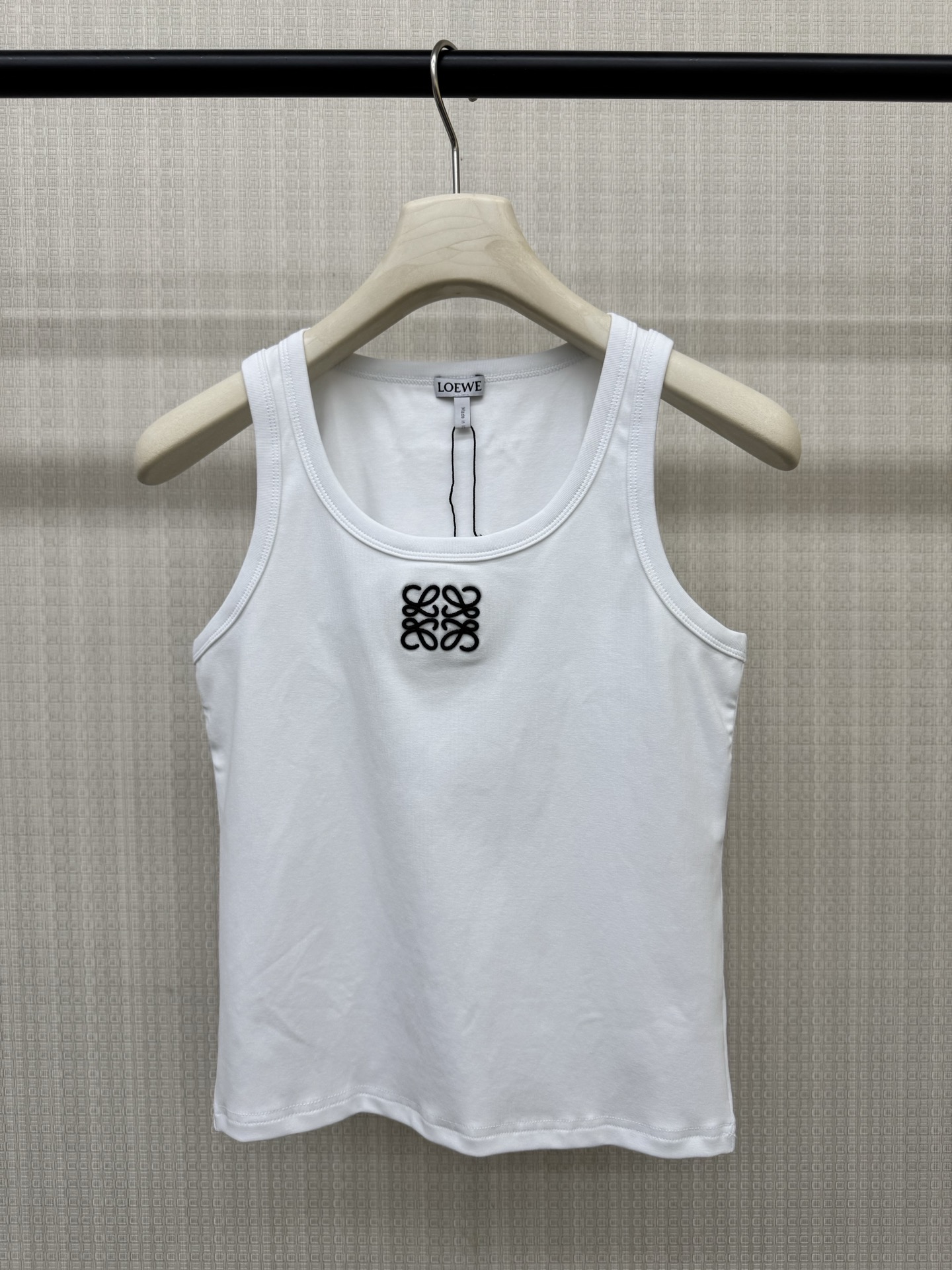 NO:898496,Loe**26 new summer badge embroidered vest, made of high-quality elastic threaded cotton, fits and comfortable, perfect for summer wear!  The Anagram embroidery on the chest is very recognizable, simple and fashionable. The sleeveless design is versatile, worn alone or inside, and looks great with jeans and overalls. The fabric is breathable, suitable for daily or light exercise, Loe** classic item, fashionable and practical, black and white, ready for sale, sML real shot details,,loewe,jeans,19860909Loe**26夏季新款胸章刺绣背心,采用高品质弹力螺纹棉,贴合舒适,夏天穿超合适！胸前Anagram刺绣超有辨识度,简约又时髦.无袖设计,单穿或内搭都很百搭,搭配牛仔裤、工装裤都很出彩.面料透气,日常或轻运动都OK,Loe**经典单品,时尚实用两不误 黑白两色 现货发售sML实拍细节图,,loewe,jeans,,Women's clothing