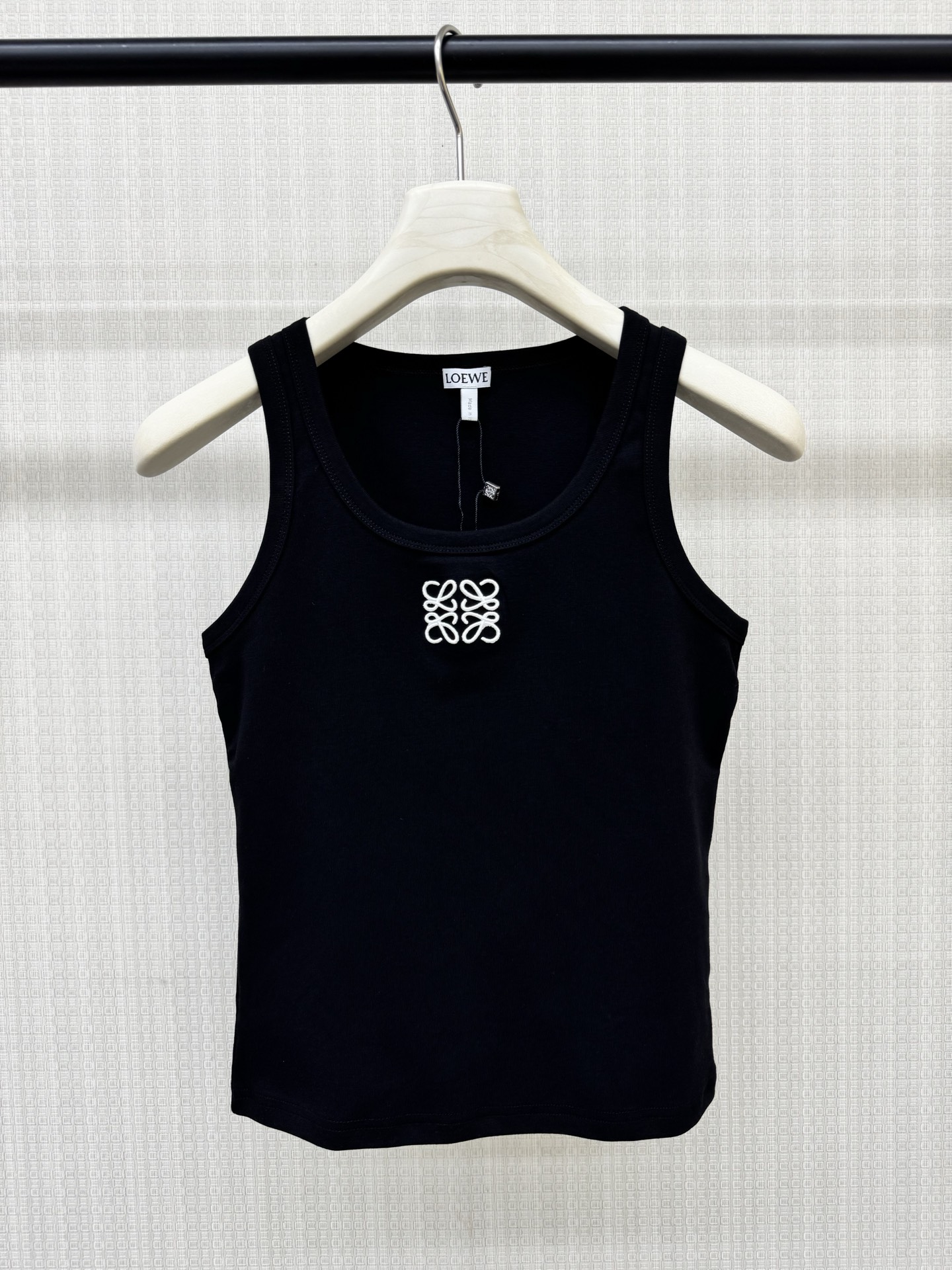 NO:898512,Loe**26 new summer badge embroidered vest, made of high-quality elastic threaded cotton, fits and comfortable, perfect for summer wear!  The Anagram embroidery on the chest is very recognizable, simple and fashionable. The sleeveless design is versatile, worn alone or inside, and looks great with jeans and overalls. The fabric is breathable, suitable for daily or light exercise, Loe** classic item, fashionable and practical, black and white, ready for sale, sML real shot details,,loewe,jeans,19860909Loe**26夏季新款胸章刺绣背心,采用高品质弹力螺纹棉,贴合舒适,夏天穿超合适！胸前Anagram刺绣超有辨识度,简约又时髦.无袖设计,单穿或内搭都很百搭,搭配牛仔裤、工装裤都很出彩.面料透气,日常或轻运动都OK,Loe**经典单品,时尚实用两不误 黑白两色 现货发售sML实拍细节图,,loewe,jeans,,Women's clothing