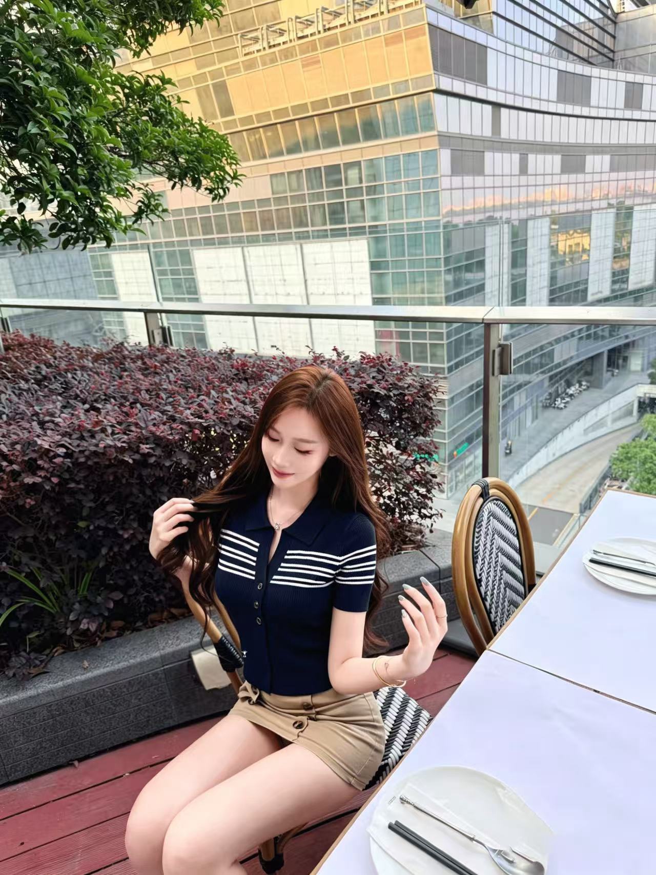 NO:898535,Dio*26 new summer style knitted striped polo short sleeves, lapel + V-shaped placket design, modified neck line, metal CD letter buckle, exquisite and recognizable, little bee embroidery embellishment, low-key hidden details, two colors, ready for sale 363840,, dior, T-shirt,19860909Dio*26夏季新款针织条纹polo短袖 翻领+V型门襟设计 修饰脖颈线条 金属CD字母扣 精致又有辨识度 小蜜蜂刺绣点缀 低调暗藏细节 两色 现货发售363840,,dior,T-shirt,,Women's clothing