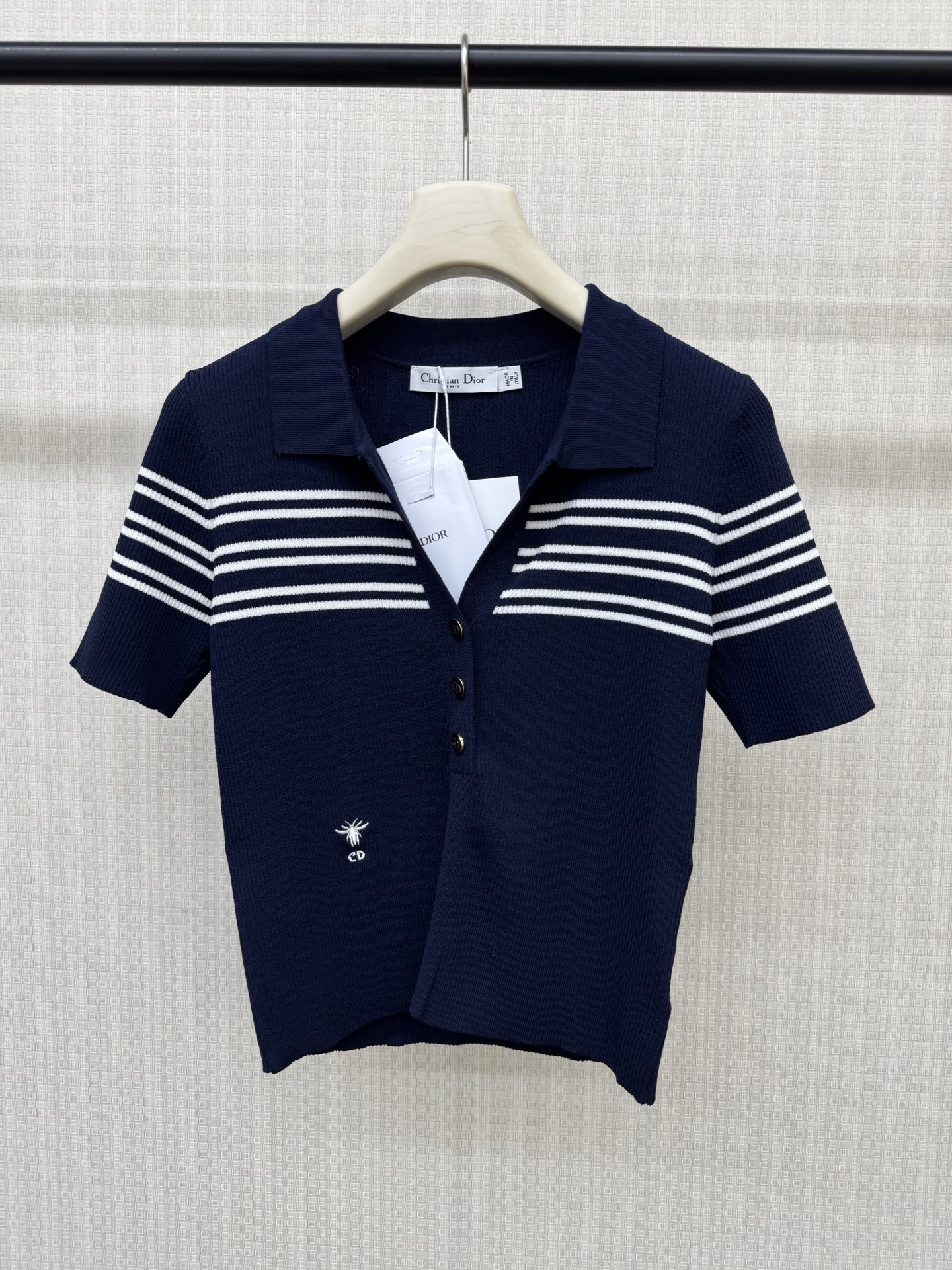 NO:898528,Dio*26 new summer style knitted striped polo short sleeves, lapel + V-shaped placket design, modified neck line, metal CD letter buckle, exquisite and recognizable, little bee embroidery embellishment, low-key hidden details, two colors, ready for sale 363840 real shot details,, dior, T-shirt,19860909Dio*26夏季新款针织条纹polo短袖 翻领+V型门襟设计 修饰脖颈线条 金属CD字母扣 精致又有辨识度 小蜜蜂刺绣点缀 低调暗藏细节 两色 现货发售363840实拍细节图,,dior,T-shirt,,Women's clothing