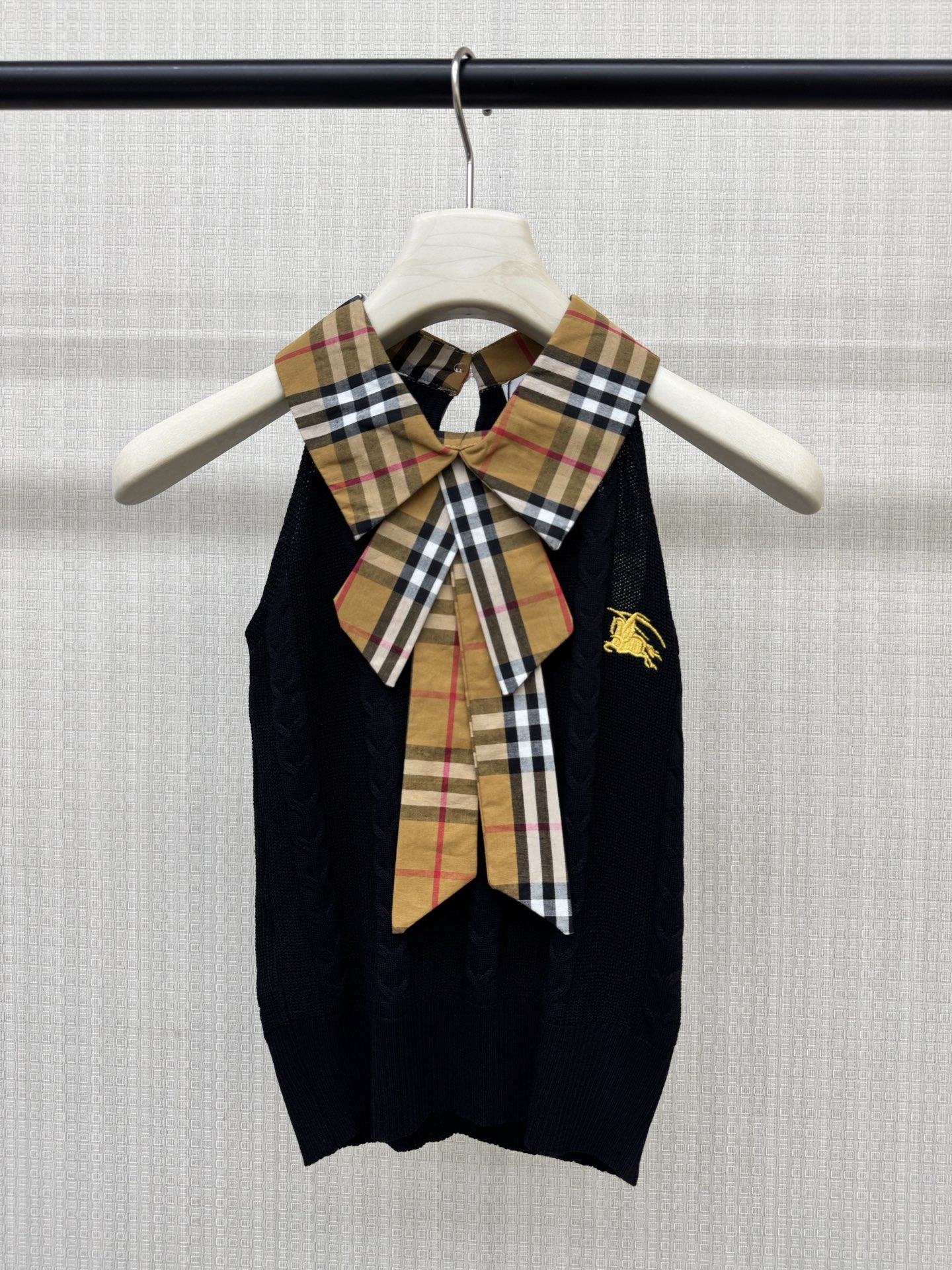 NO:898481,Bur*err*26 new plaid bow knitted vest, plaid lapel + bow, full of retro atmosphere, exquisite war horse embroidery on the side, low-key iconic details, hollow button design on the back collar, easy to put on and take off, ribbed hem is not easy to deform, two colors, ready for sale, SML real shot details,, burberry,19860909Bur*err*26新款格纹蝴蝶结针织背心 格纹翻领+蝴蝶结 复古氛围感拉满 侧边精致战马刺绣 低调标志性细节 后领镂空纽扣设计 穿脱方便 罗纹下摆不易变形 两色 现货发售SML实拍细节图,,burberry,,Women's clothing