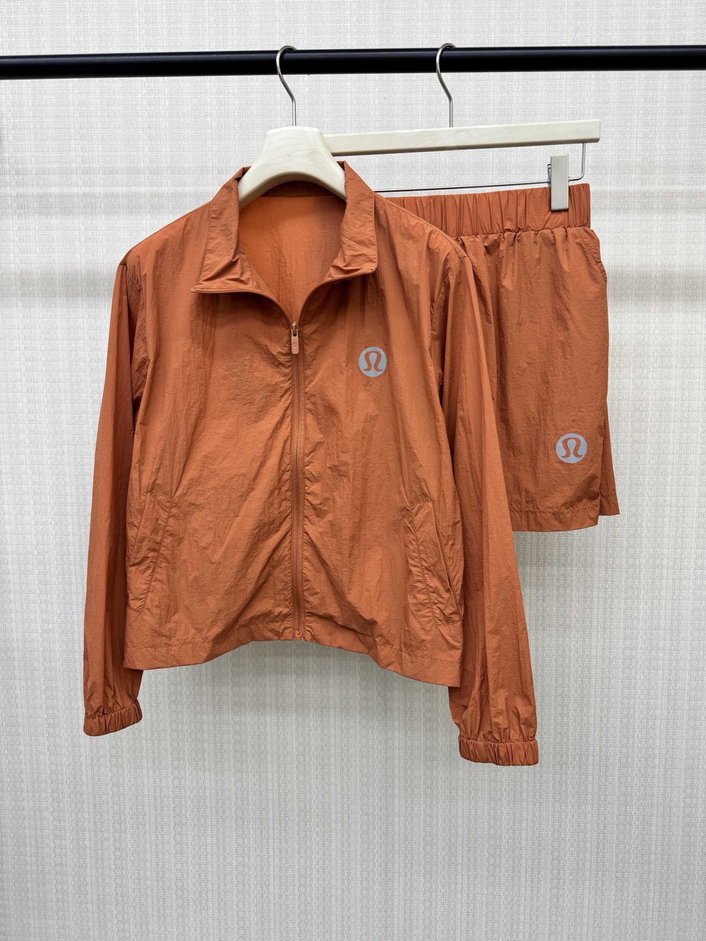 NO:898513,lululem**26 new summer sun protection suit. The jacket skirt has a drawstring design on the side. It has a loose fit and is very tolerant. The color is beautiful in candy color. The integrated safety pants inside the skirt are thoughtfully designed to prevent exposure. The fabric is ultra-thin sun protection, windproof, quick-drying, and the concave shape is really photogenic. A must-have for vacations. Two colors. Ready for sale. SML real shot details, skirts, jackets & coats,19860909lululem**26夏季新款防晒套装 外套半裙侧边抽绳设计 调节,宽松版型包容性特别强的一个款,糖果色系 颜色靓丽,半裙内带一体安全裤贴心设计 防走光,面料超薄防晒,防风,速干,拍照凹造型颜色真的非常上镜,度假出游必备款,两色 现货发售SML实拍细节图,,skirts,jackets & coats,,Women's clothing