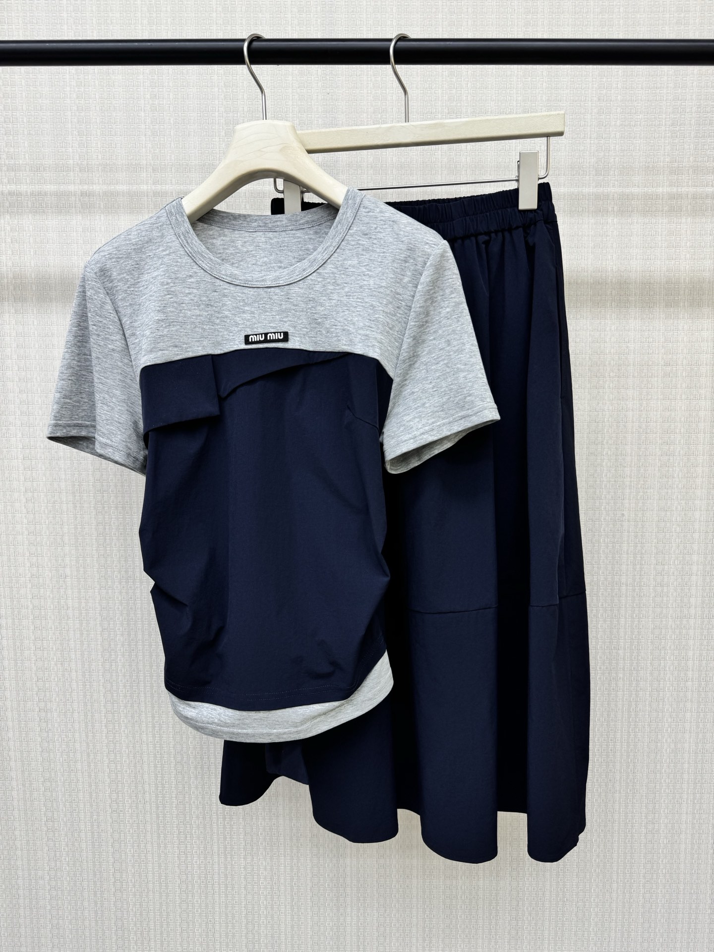 NO:898529,Miumi*26 new summer model, spliced ​​bandeau fake two-piece short sleeves + elastic waist skirt suit. Top spliced ​​strapless fake two-piece design, one-piece layering style, easy to wear. Skirts of the same fabric color should be matched up and down. The elastic waist is very tolerant. The skirt is cut in three-quarter length and is a flesh-covering artifact. It is easy to control when you buy it in a set. Ready-made SML real shot details, miumiu, skirts, T-shirt,19860909Miumi*26夏季新款 拼接挷带抹胸假两件短袖+松紧腰半身裙套装 上衣拼接抹胸假两件设计一件式叠穿风轻松搞定 半身裙同款面料颜色上下乎应成套 松紧腰包容性超极强 裙子七分长度剪栽遮肉神器,成套入手轻松驾驭 现货发售SML实拍细节图,,miumiu,skirts,T-shirt,,Women's clothing