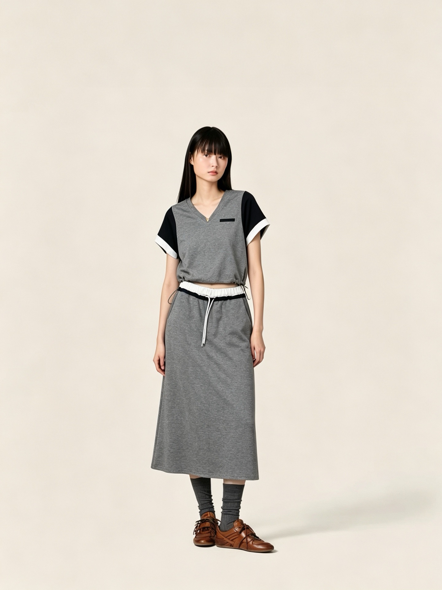 NO:898474,VALENTI**26 new summer style Hardware label V-neck linen spliced ​​sleeve top + drawstring contrasting color elastic waist skirt suit Soft waxy air cotton + spliced ​​sleeve linen Contrast color design, V-neck top bat-sleeve version perfectly covers the arms Iconic collar hardware low-key luxury Skirt contrasting color waist drawstring design one-piece outfit, two colors Ready for sale SML, valentino, skirts,19860909VALENTI**26夏季新款 五金标V领亚麻拼接袖上衣+抽绳撞色松紧腰半身裙套装 软糯空气棉+拼接袖亚麻 撞色设计,V领上衣蝙蝠袖版型完美遮盖手臂 标志性领口五金低调奢华 半身裙撞色腰抽绳设计一套式穿搭,两色 现货发售SML,,valentino,skirts,,Women's clothing