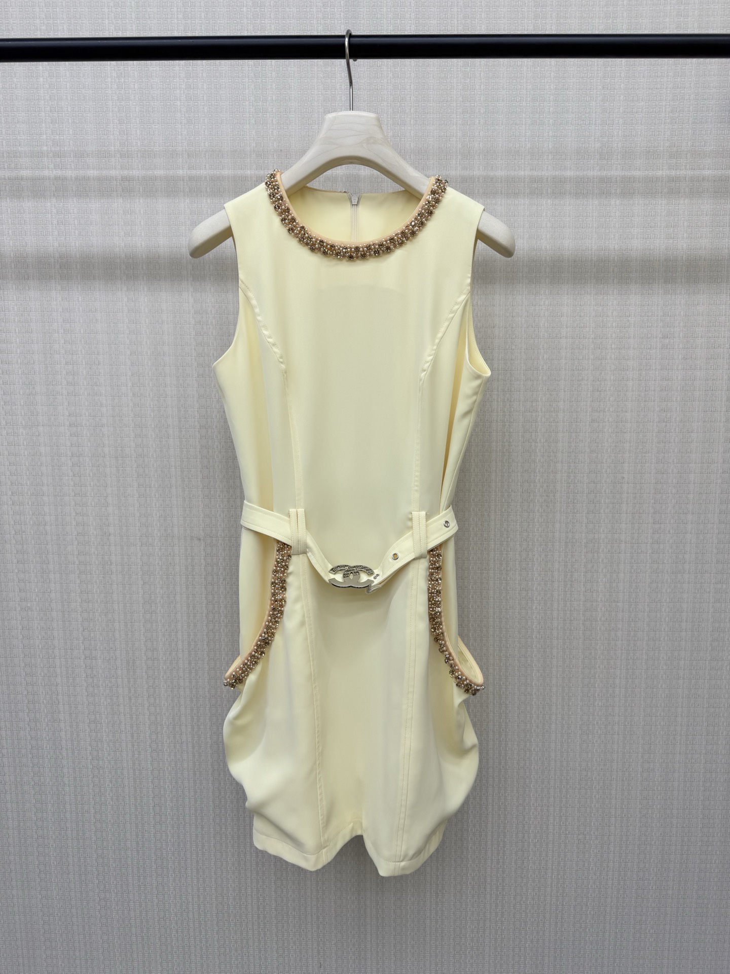 NO:901321,CHan**26 new spring and summer heavy beaded sleeveless waist-cinching dress. Minimalist tailoring with neckline + hand-beading on the pocket + double C hardware buckle belt. Low-key and high-gloss, unobtrusive but eye-catching. High-count fabrics are wrinkle-resistant and stylish, with an A-line waistline, optimized body lines, easy to wear with right-angled shoulders and slim waist. Classic beige, suitable for many scenes. Wear it alone to be cool and noble. Pair it with a jacket and instantly become a workplace goddess. Ready for sale smL  Actual detailed pictures, chanel, skirts, jackets & coats,19860909CHan**26春夏新品重工钉珠无袖收腰连衣裙 极简剪裁搭配领口+袋边手工串珠+双c五金扣腰带 低调中自带高光,不张扬却足够吸睛 高支面料抗皱有型,收腰A字版型,优化身材线条,轻松穿出直角肩与小蛮腰 经典米色,适配多场景穿搭,单穿清冷贵气,搭配外套秒变职场女神 现货出售smL 实拍细节图,,chanel,skirts,jackets & coats,,Women's clothing